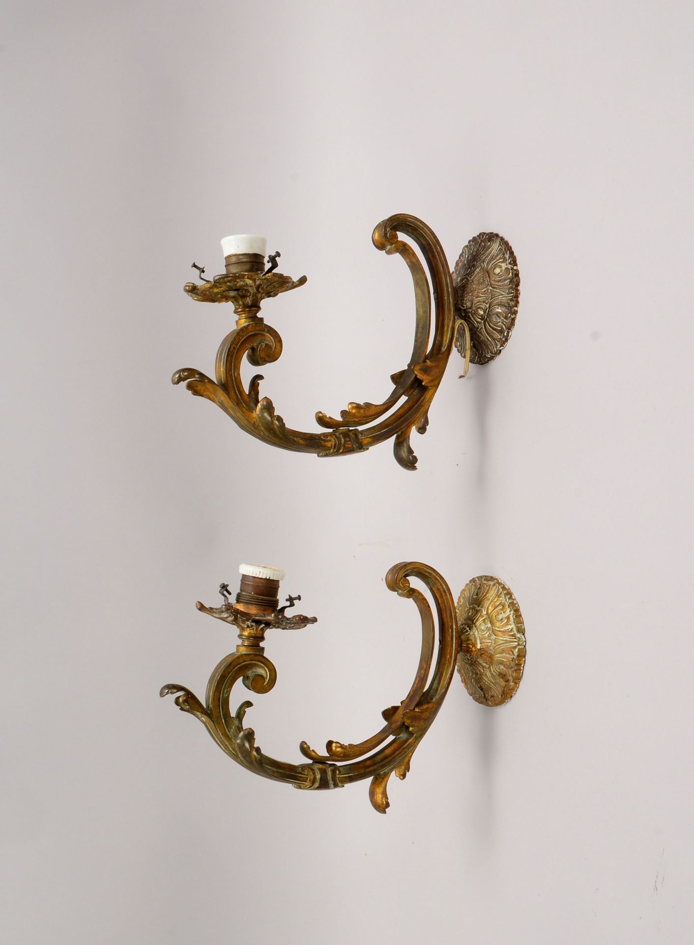Paar Wandgirandolen, Bronze, 1-fl. - ohne Glas/Schirme m&uuml;ssen erg&auml;nzt werden