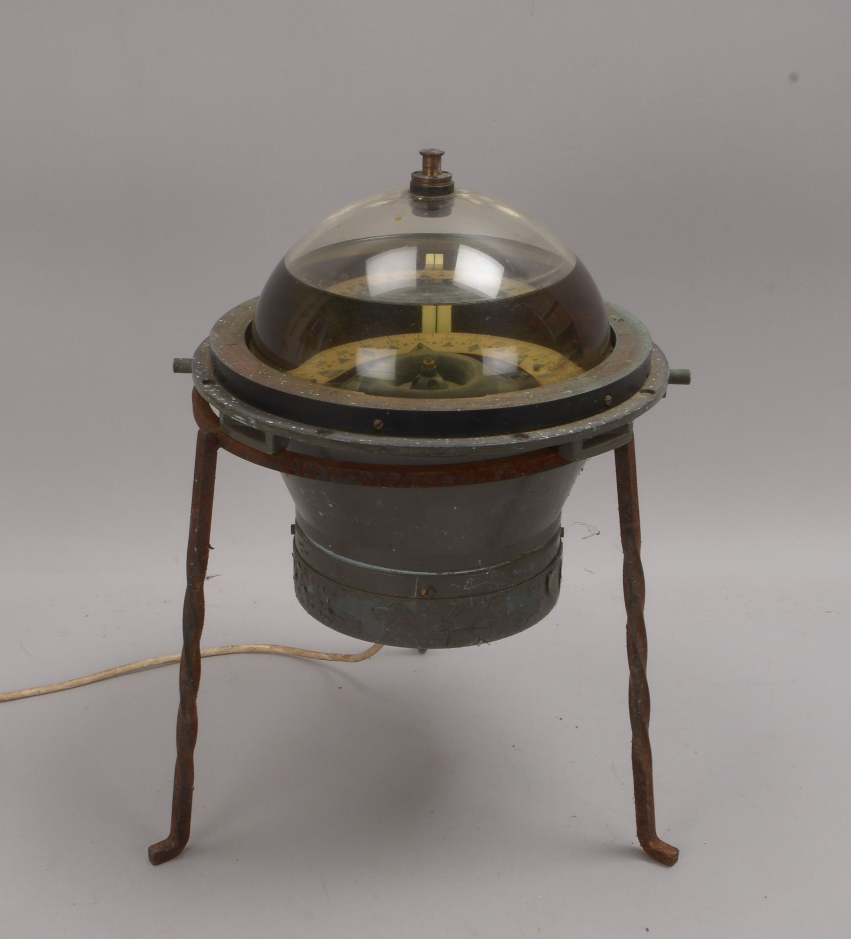 Schiffskompass (C. Plath/HH), auf Eisengestell, mit Beleuchtung; Höhe 45 cm, Ø 30 cm