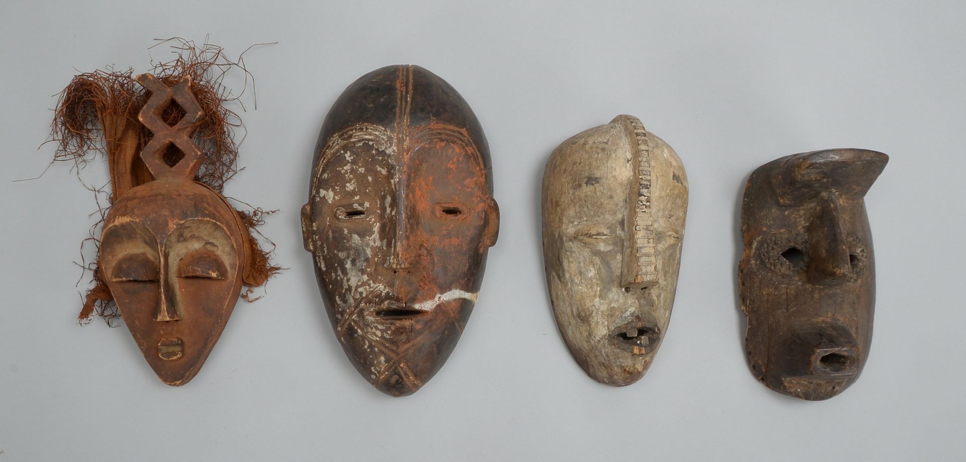 4 afrikanische Tanzmasken/Ritualmasken, Holz; H&ouml;he bis 34 cm, Breite bis 18 cm