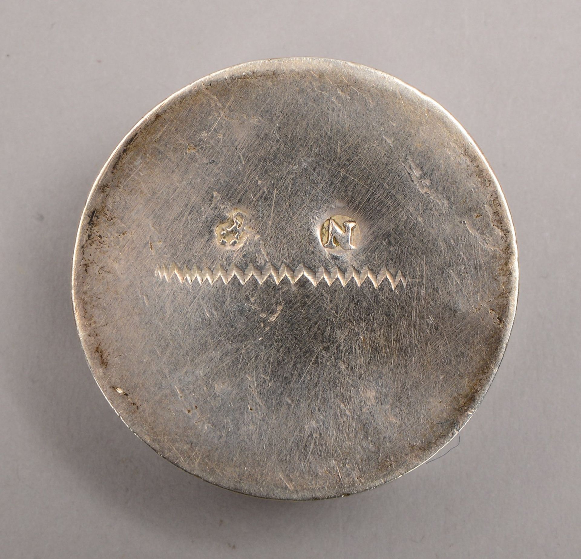 Kl. Dose, Silber (punz./Tremolierstrich), Deckel mit relief. Bl&uuml;tenmotiv; Gew. 17,5 g - Image 3 of 3