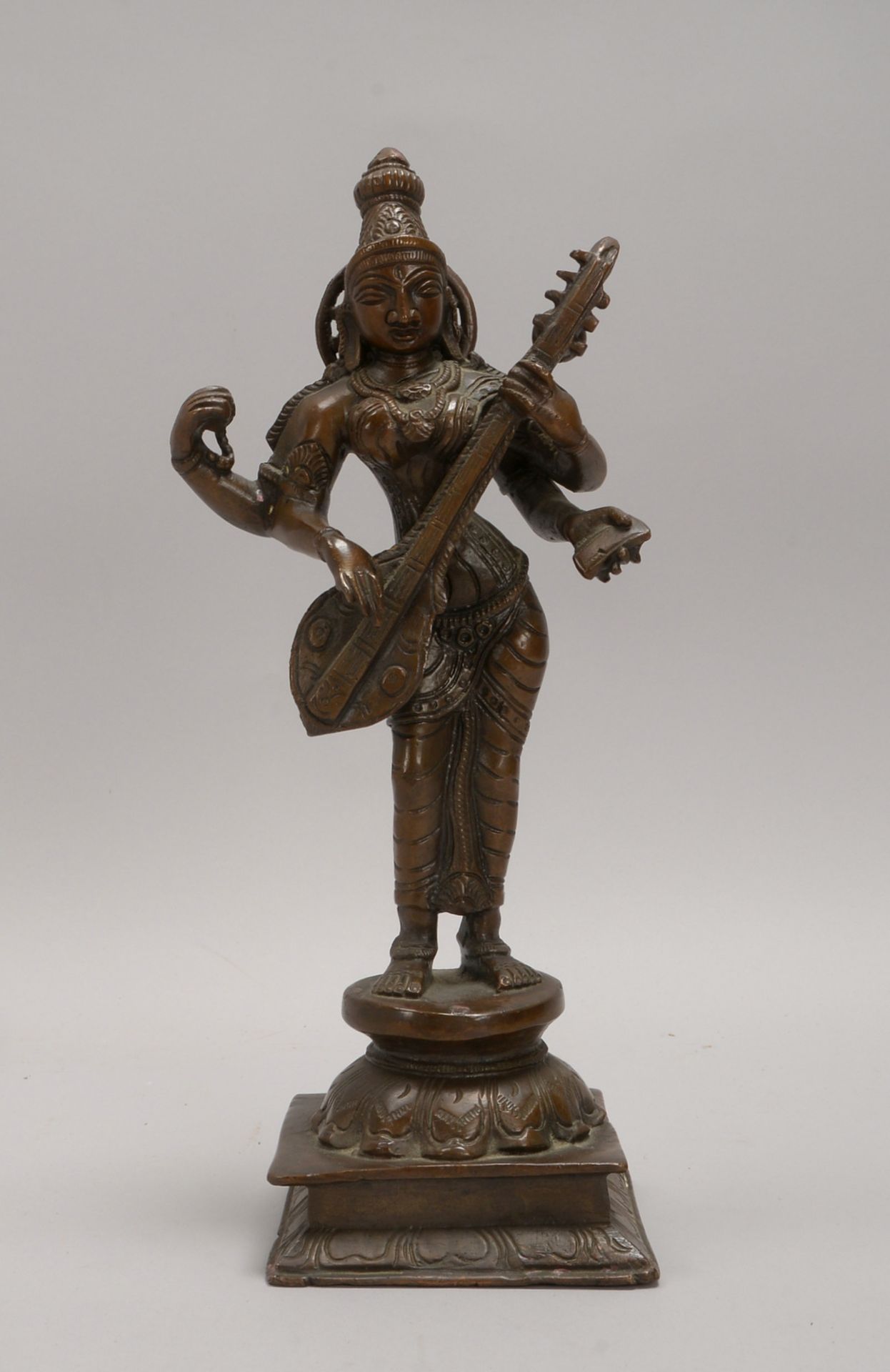 Bronzeskulptur, &#039;Mandolinenspielerin&#039;, als 4-armige Figur dargestellt; H&ouml;he 30 cm