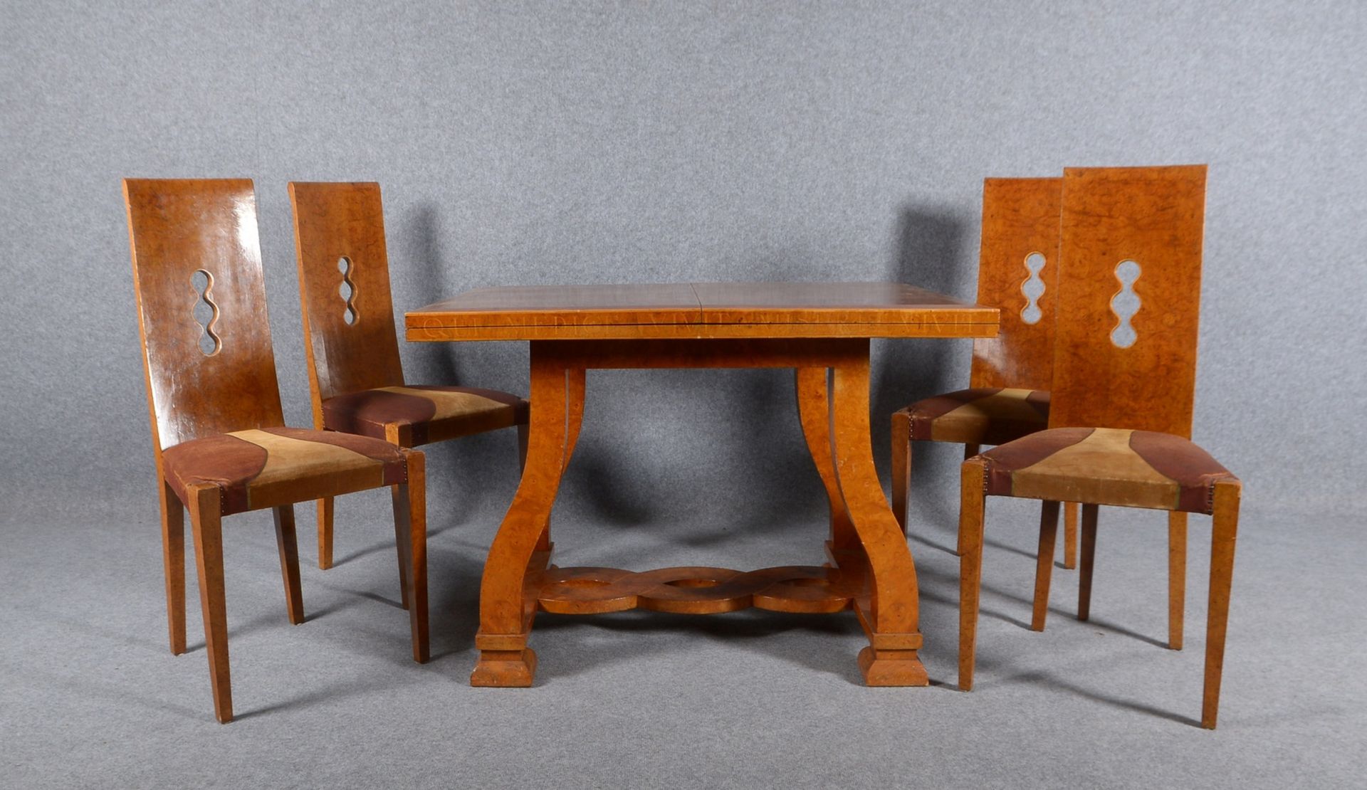Sitzgruppe: Tisch, Wurzelholz-Furnier, Deckplatte intarisiert - aufklappbar, und 4x Stühle - Bild 2 aus 3