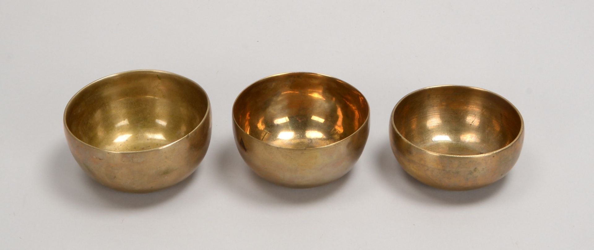 3 kl. Klangschalen (Tibet), Bronze, untersch. Töne - ohne Klöppel; Ø 10,5 - 11,5 cm