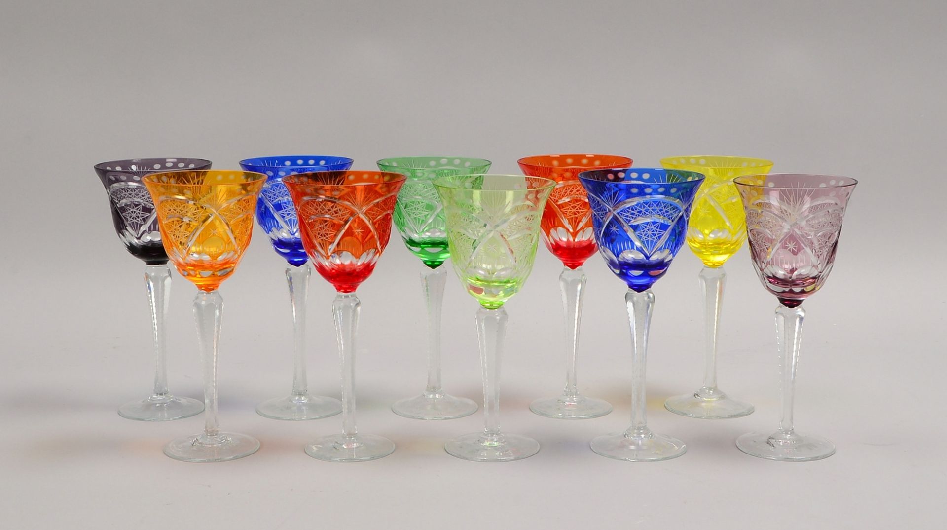 10 Weinr&ouml;mer, geschliffenes Glas, verschiedene Farben; H&ouml;he jeweils 19,5 cm