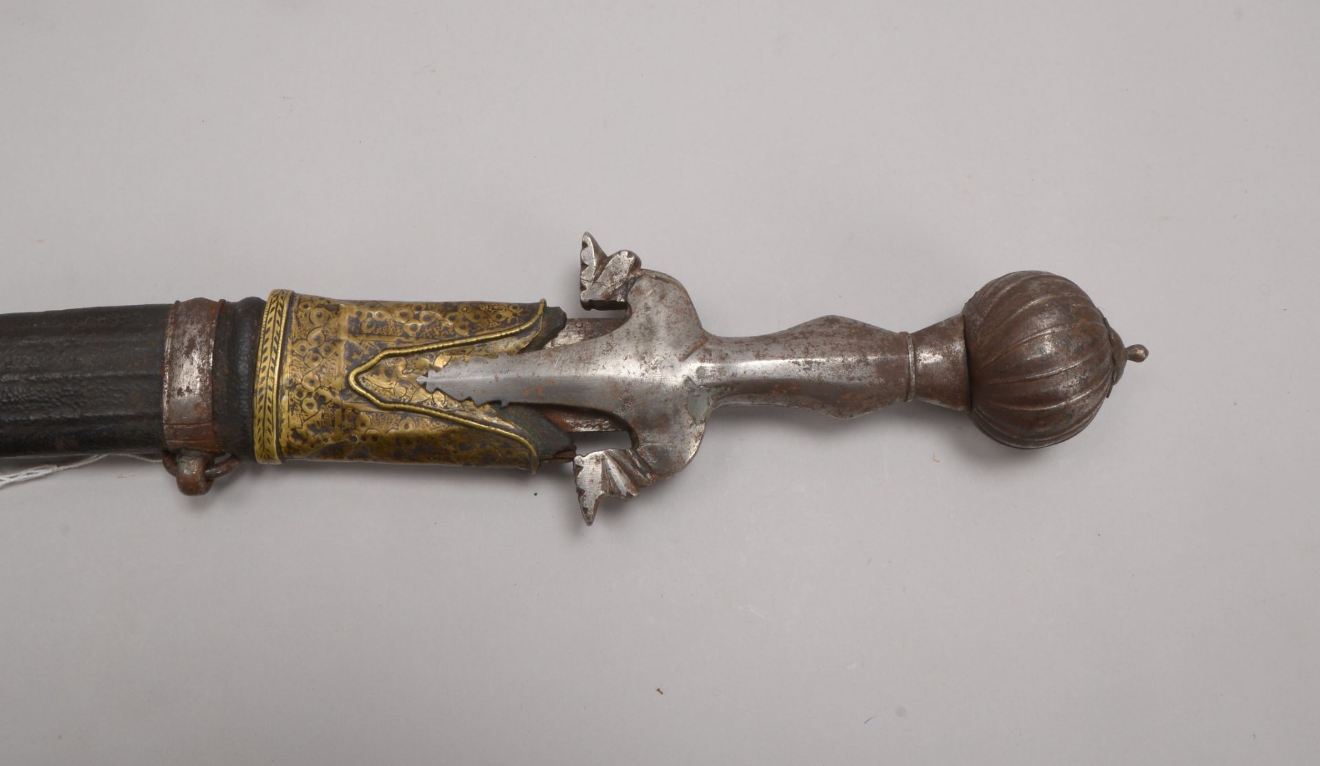 Schwert/Tulwar, Eisen, gebogene/grav. Klinge, Scheide mit Lederbezug und Messing-Appl. - Bild 2 aus 2