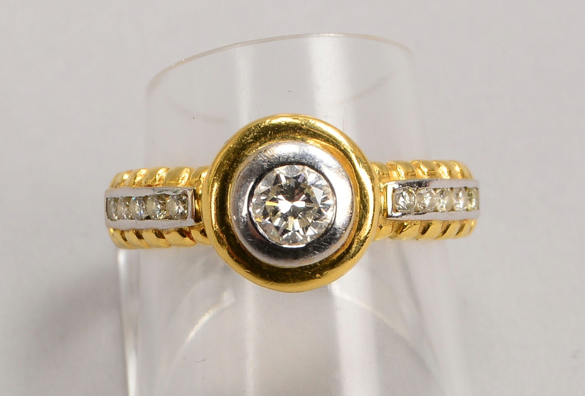 Ring, 750 GG/WG, mit Altschliff-Diam./ca. 0,35 ct, und 10x kl. Brill.; RG 58, Gew. 7,70 g - Bild 2 aus 2