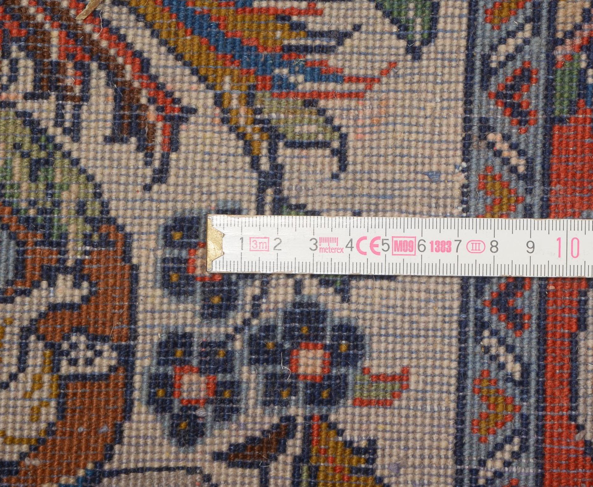 Sarough, mittelfeine Kn., hellgrundig, dichter Flor - guter Zust.; Maße 207 x 139 cm - Bild 2 aus 2