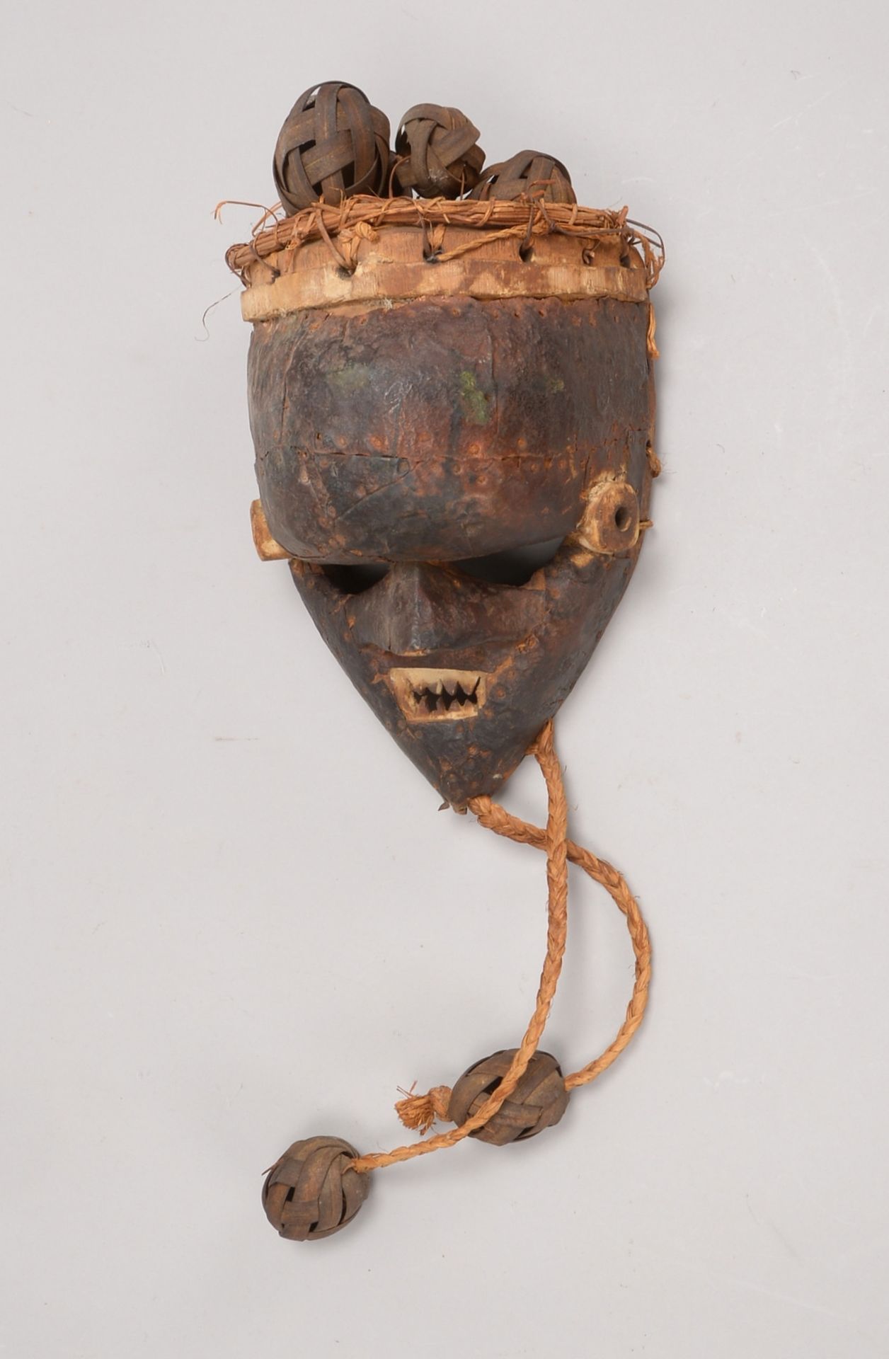 Salampasu-Ritualmaske, Holz mit Kupferblech-Verzierung, teils mit Bastkugeln