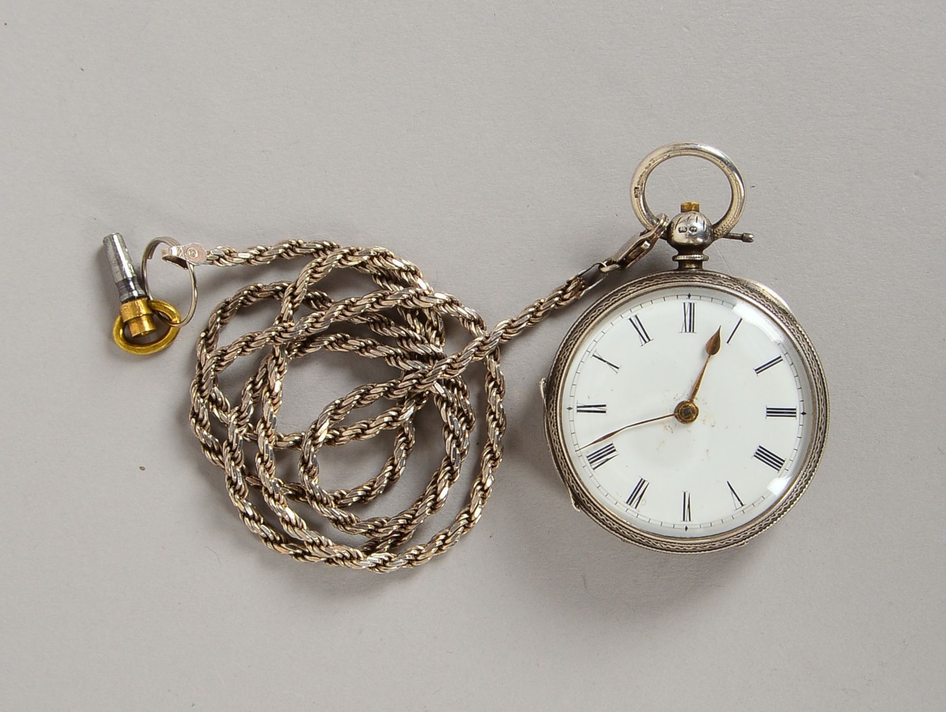 Taschenuhr, Schlüsselaufzug, Sterlingsilber, an Silberkette; Ø 40 mm, Gew. 82 g