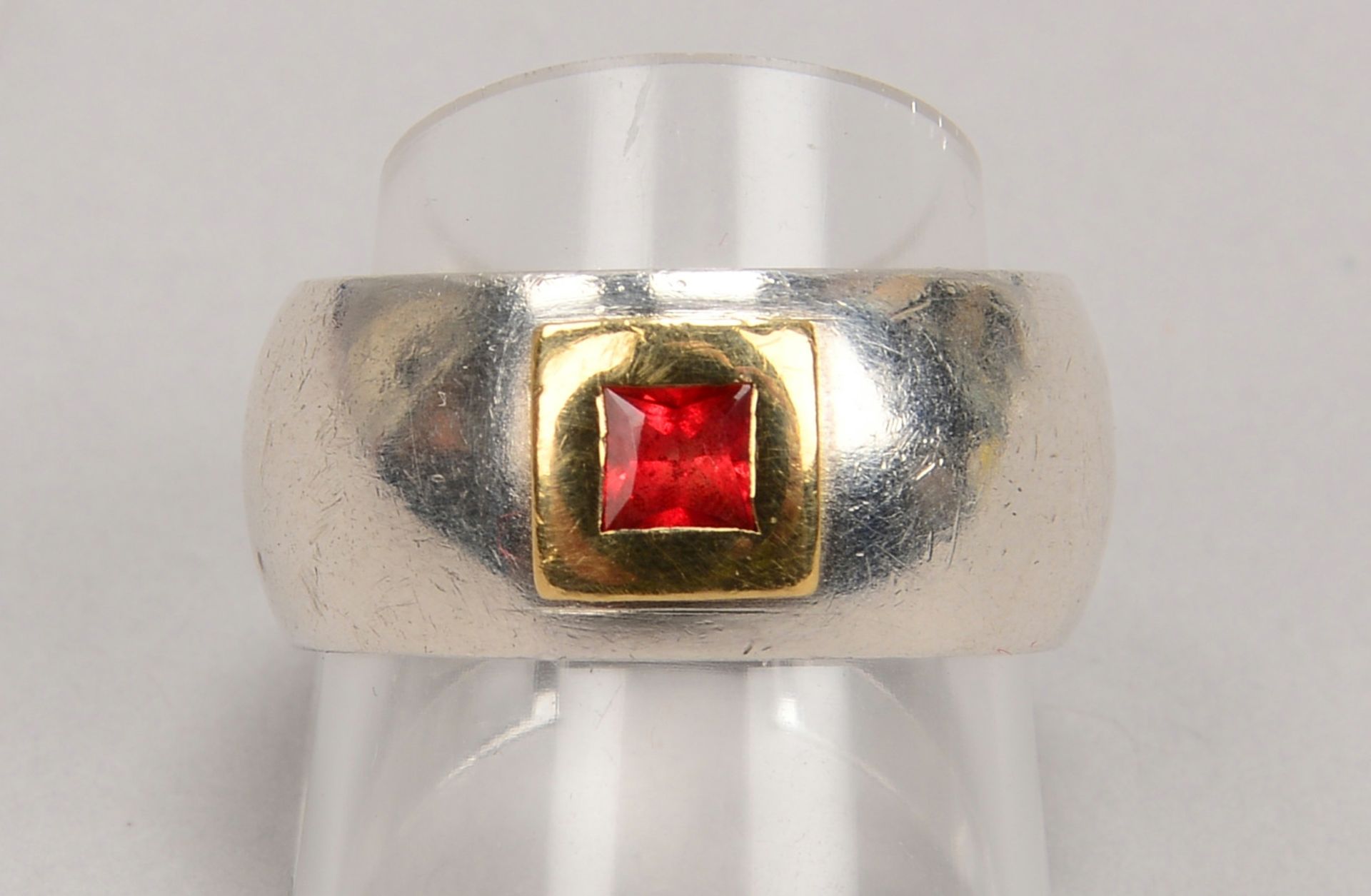 Designer-Bandring, Silber/Gold, mit rotem Saphir(?); RG 57, Gew. 13 g - Bild 2 aus 2