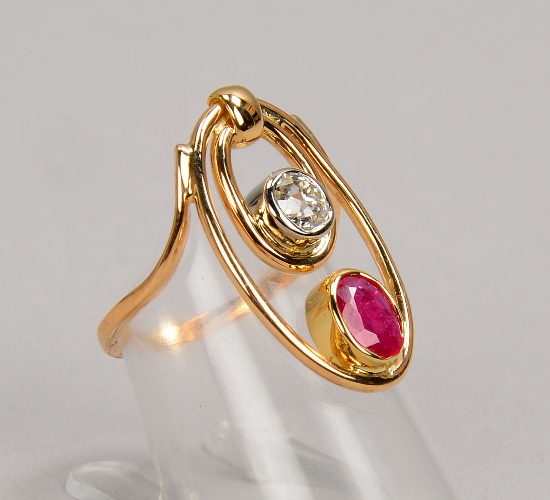 Ring, 750 GG (gest.), mit Diam. von ca. 0,25 ct, und ovalem Rubin von ca. 0,20 ct; RG 54