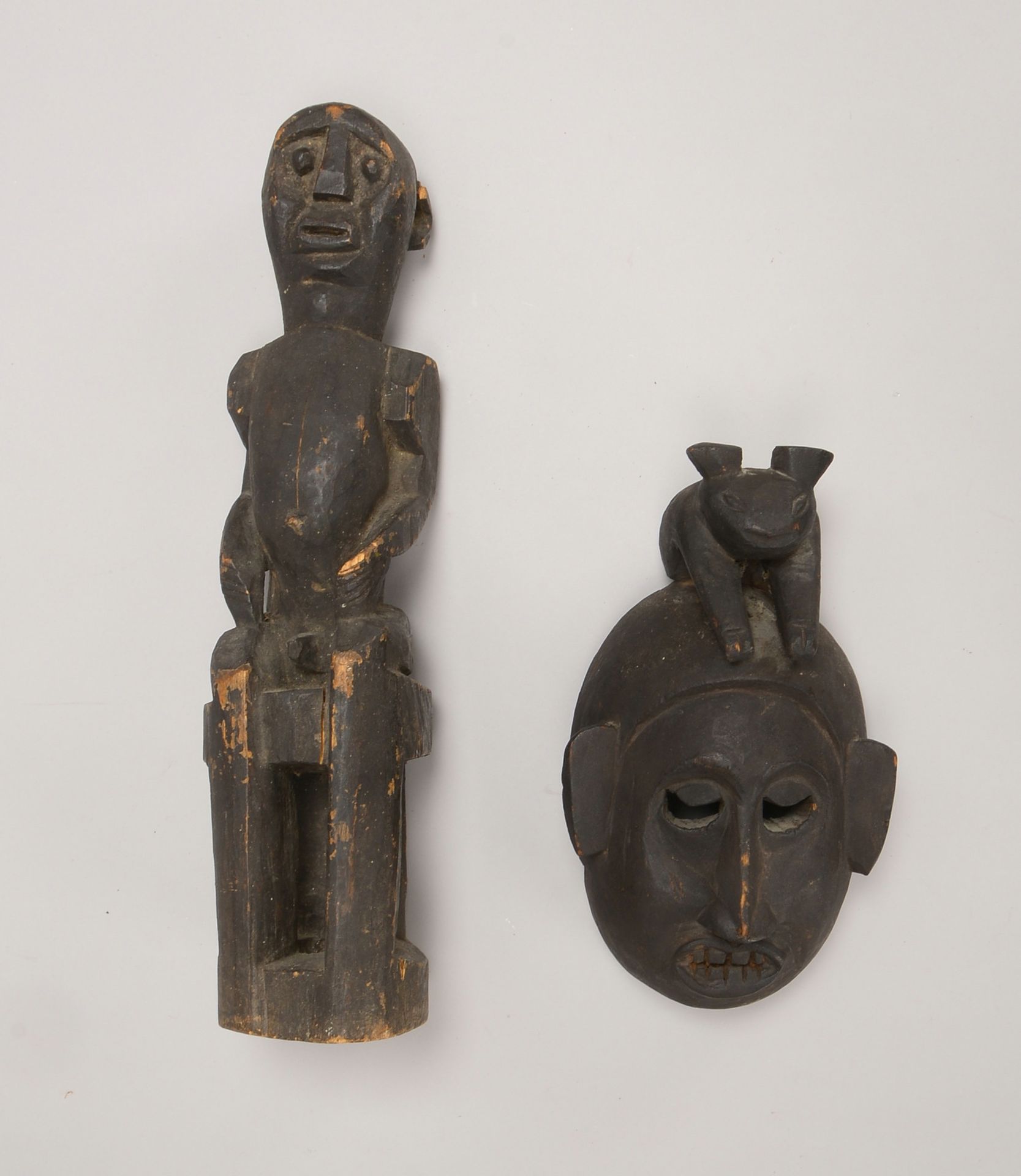 2 rituelle Objekte (Nigeria): 'Ahnenfigur' der Keaka, und Tanzmaske der Ibibio