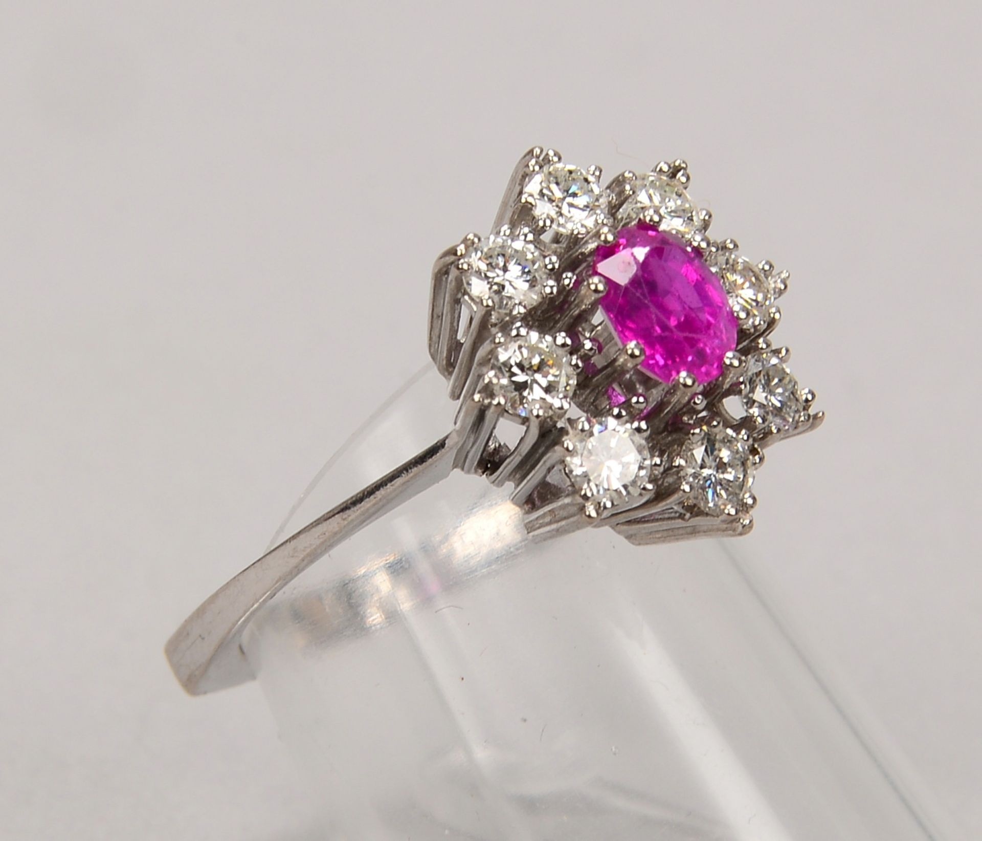 Ring, 750 WG (gest.), mit pinkem Saphir von ca. 0,50 ct, und 8x Brill./zus. ca. 0,56 ct; RG 54