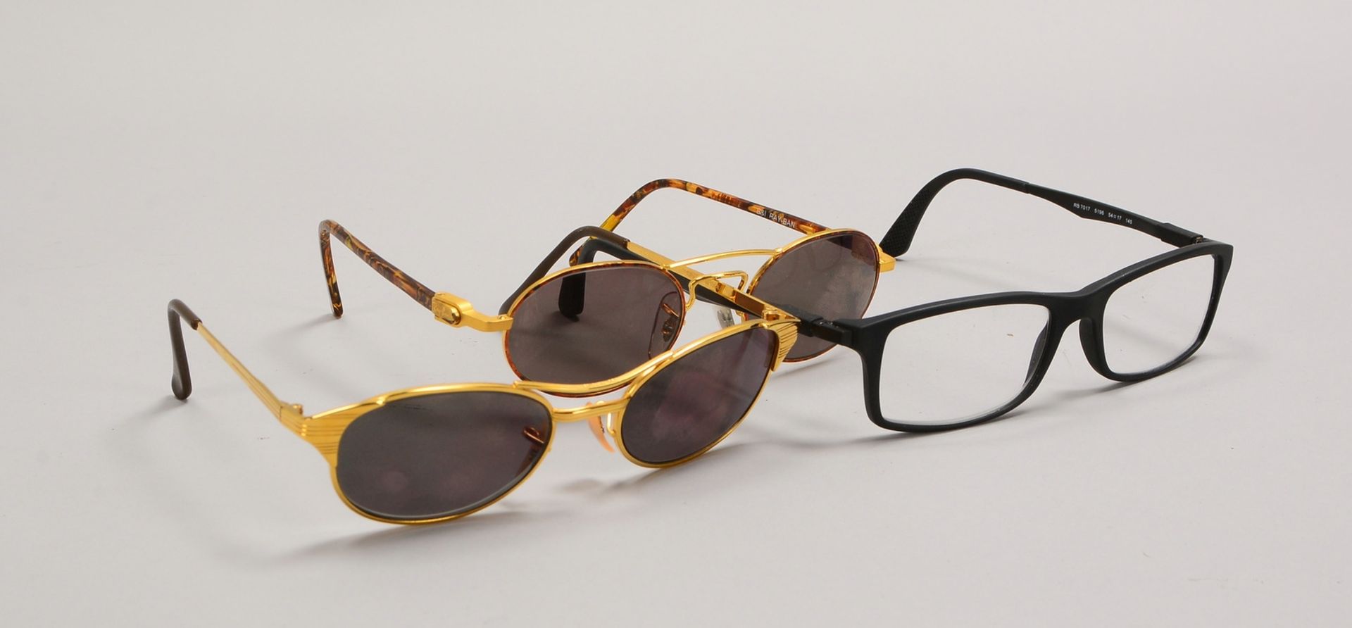 3 Ray Ban-Brillen, opt. Gläser, im original Etui: 2x Sonnenbrillen/1x schw. Gestell - Bild 2 aus 2
