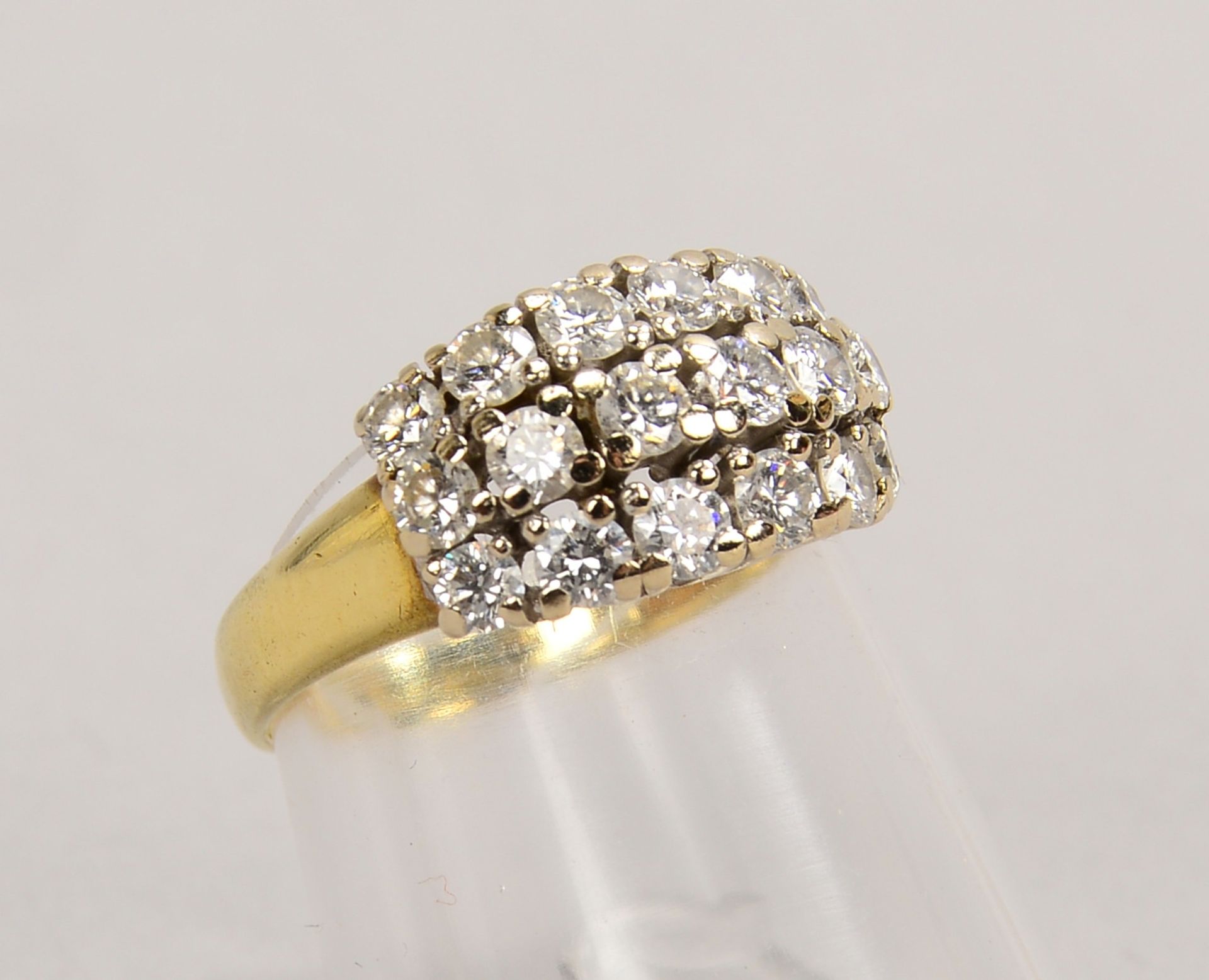 Ring, 585 GG/WG (gest.), mit 18x kl. Brill./zus. ca. 1,20 ct, 'Weiß-Si'; Gew. 3,50 g