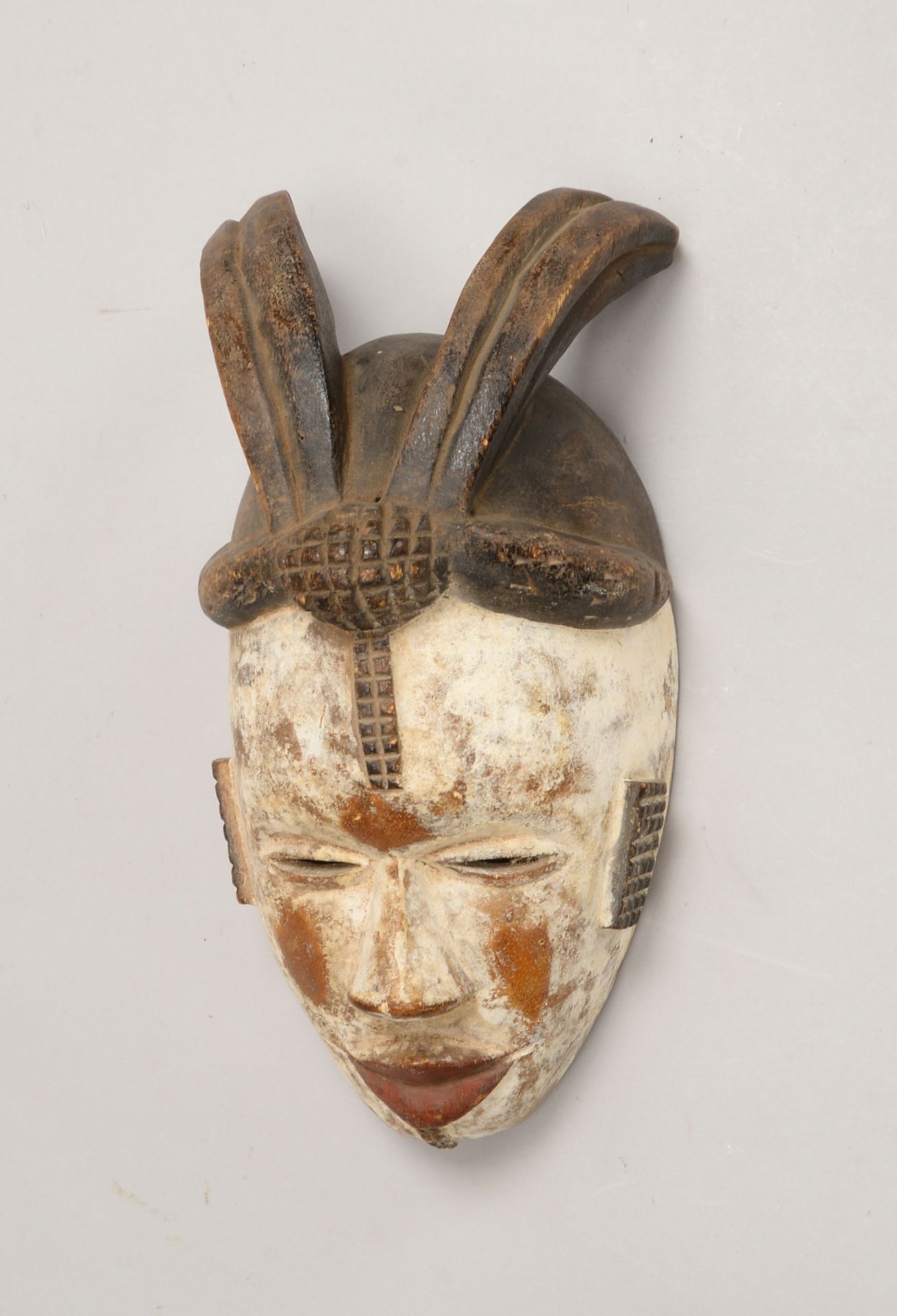 Rituelle Tanz-/Zeremonienmaske (Kamerun), partiell wei&szlig; und rot gefasst; H&ouml;he 34 cm