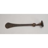 Kuba-Zeremonienschwert, profil. Eisenklinge teils durchbohrt, Holzgriff; Länge 66 cm
