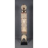 Gr. Tanz-/Ritualmaske, Holz mit Kerbschnitzerei, farbig gefasst, auf Eisenständer