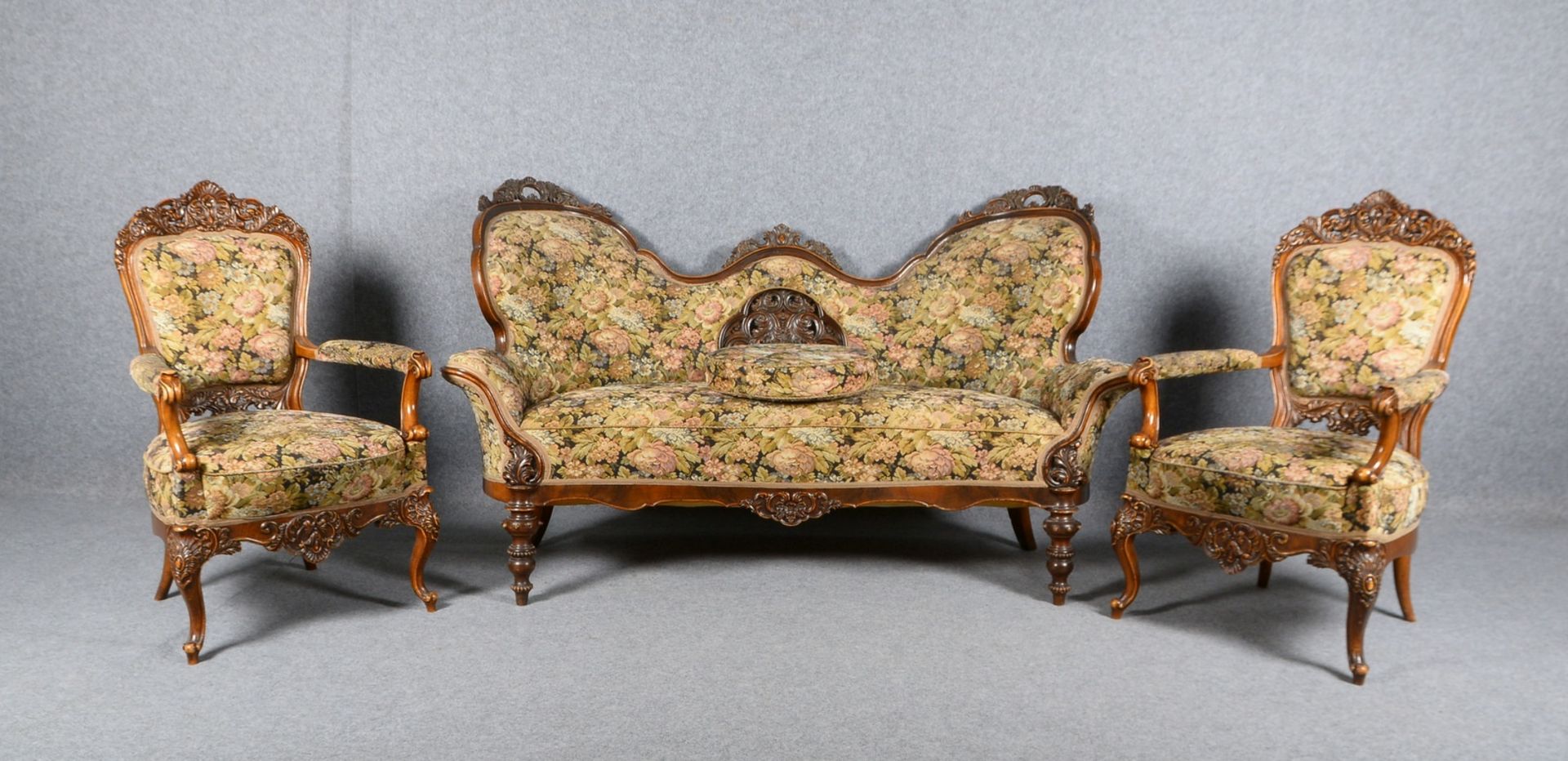 Sofa und 2x Sessel, reiches Schnitzwerk, mit floral gemustertem Polsterstoff - mit Fußkissen - Bild 2 aus 2
