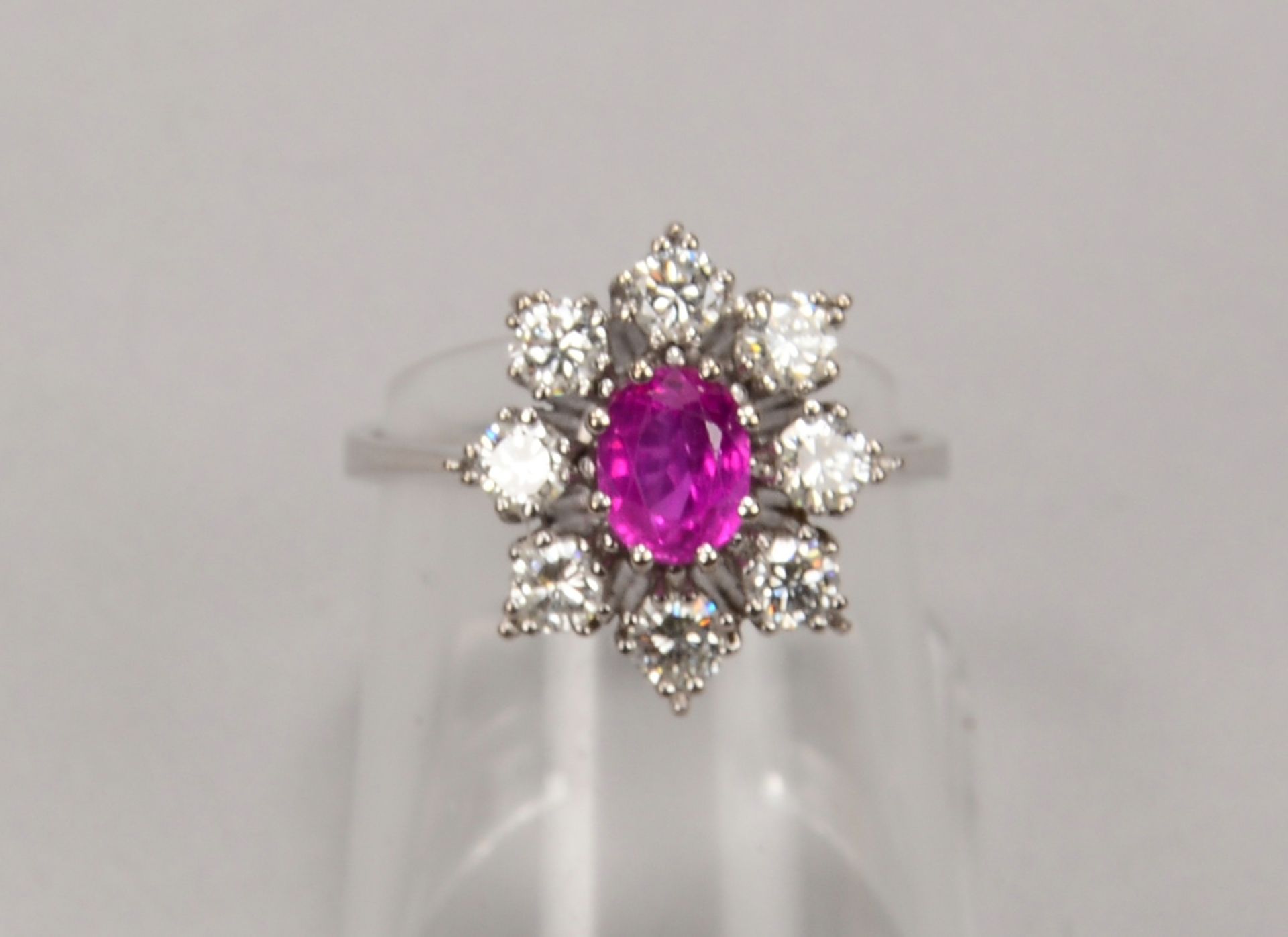 Ring, 750 WG (gest.), mit pinkem Saphir von ca. 0,50 ct, und 8x Brill./zus. ca. 0,56 ct; RG 54 - Image 2 of 3