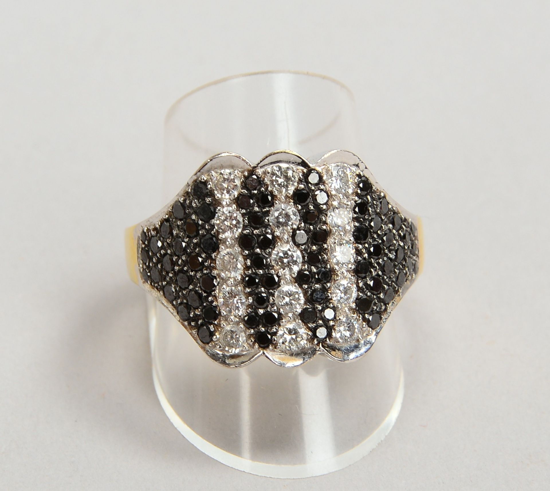 Ring, 750 GG/WG, mit Brill./ca. 1,20 ct, Farben Weiß und Schwarz; RG 64, Gew. 14,40 g - Bild 2 aus 2