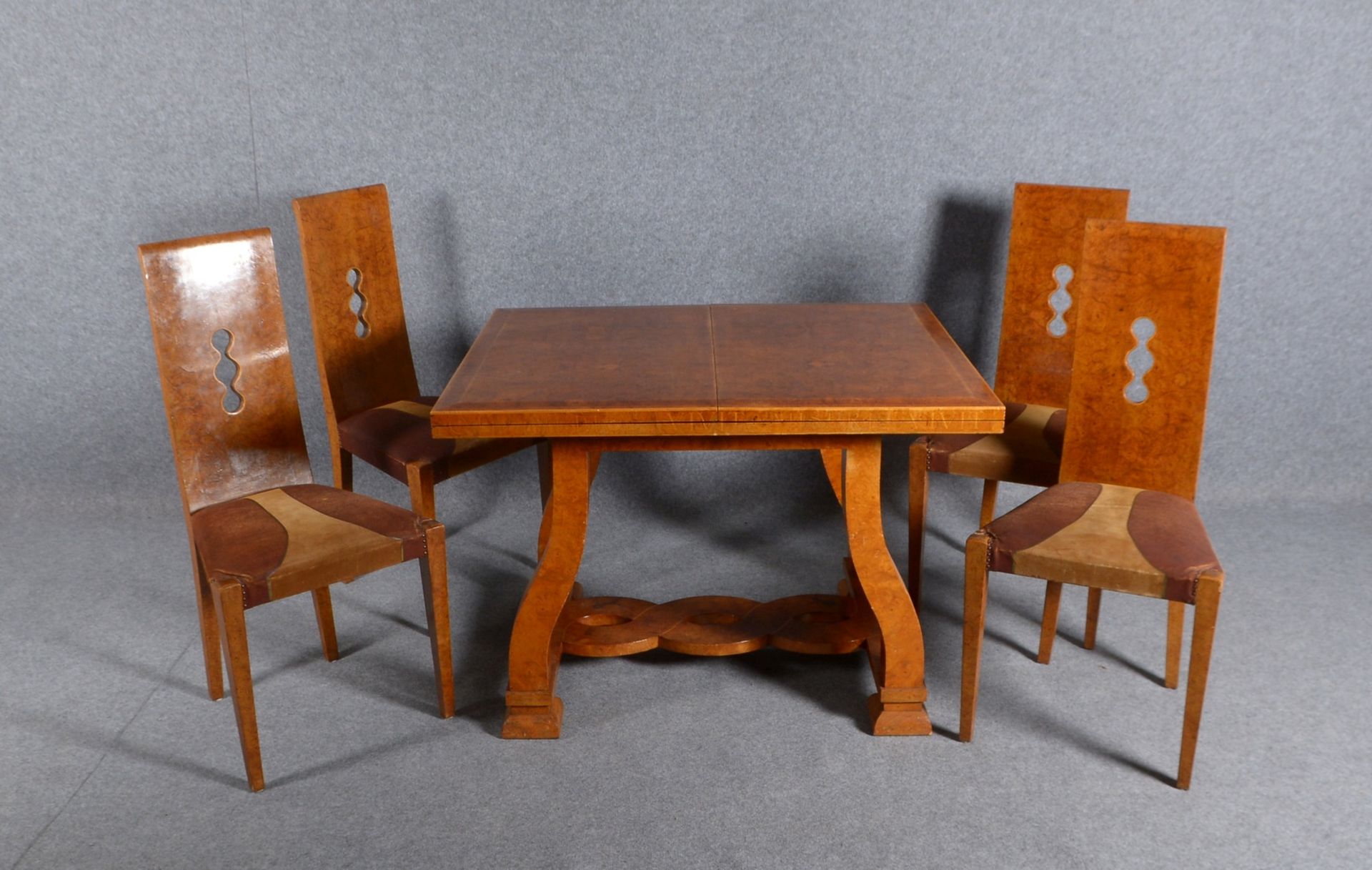 Sitzgruppe: Tisch, Wurzelholz-Furnier, Deckplatte intarisiert - aufklappbar, und 4x Stühle