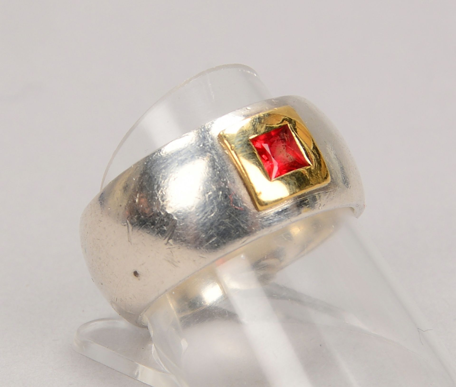 Designer-Bandring, Silber/Gold, mit rotem Saphir(?); RG 57, Gew. 13 g