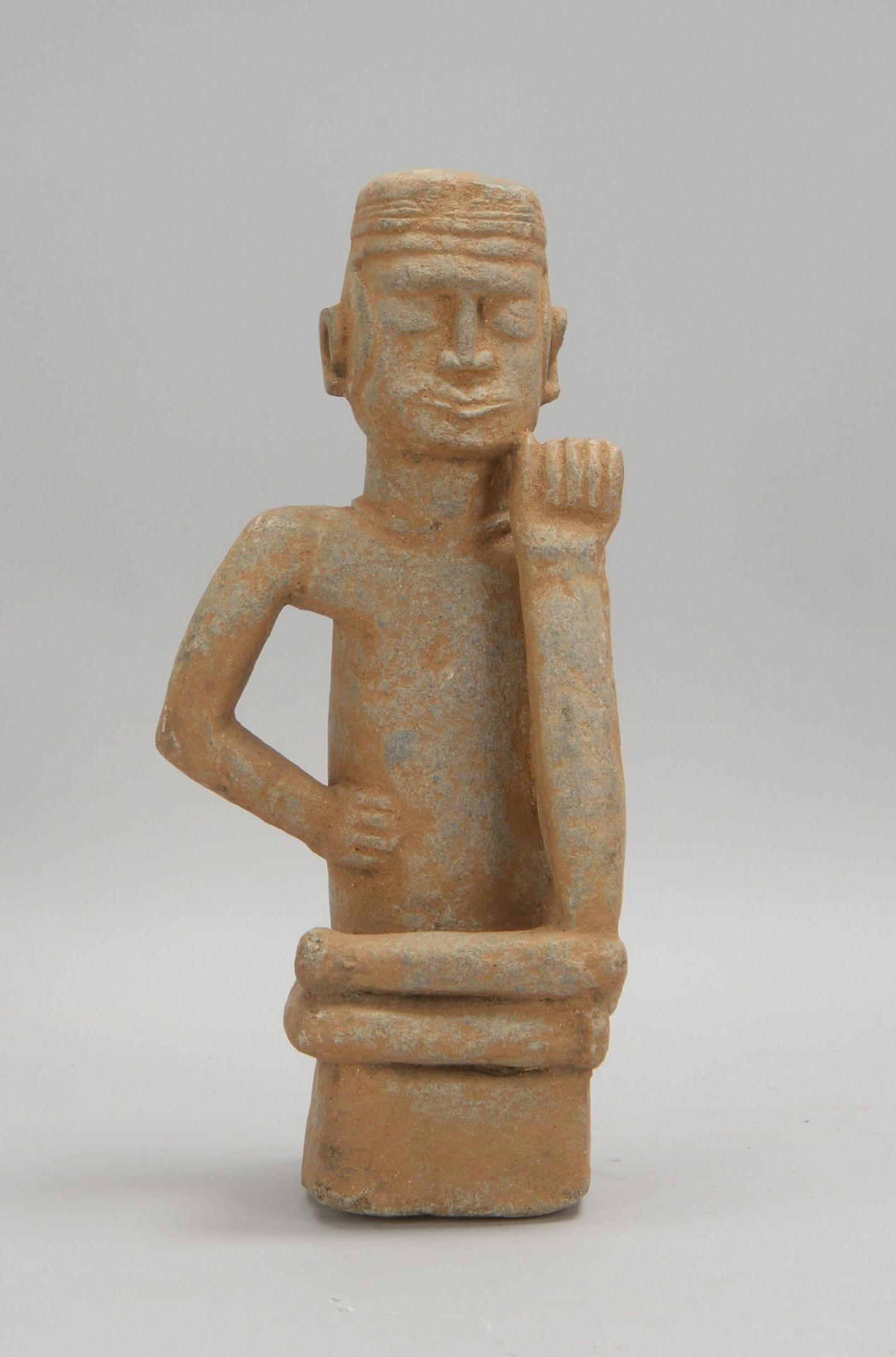 Steinskulptur (DR Kongo), &#039;Sitzender Mann - auf die Hand gest&uuml;tzt&#039;; H&ouml;he 36 cm