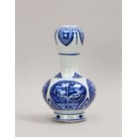 Porz.-Vase/sog. &#039;Knoblauchvase&#039;, Unterglasurdekor in Blau, ungemarkt; H&ouml;he 23 cm