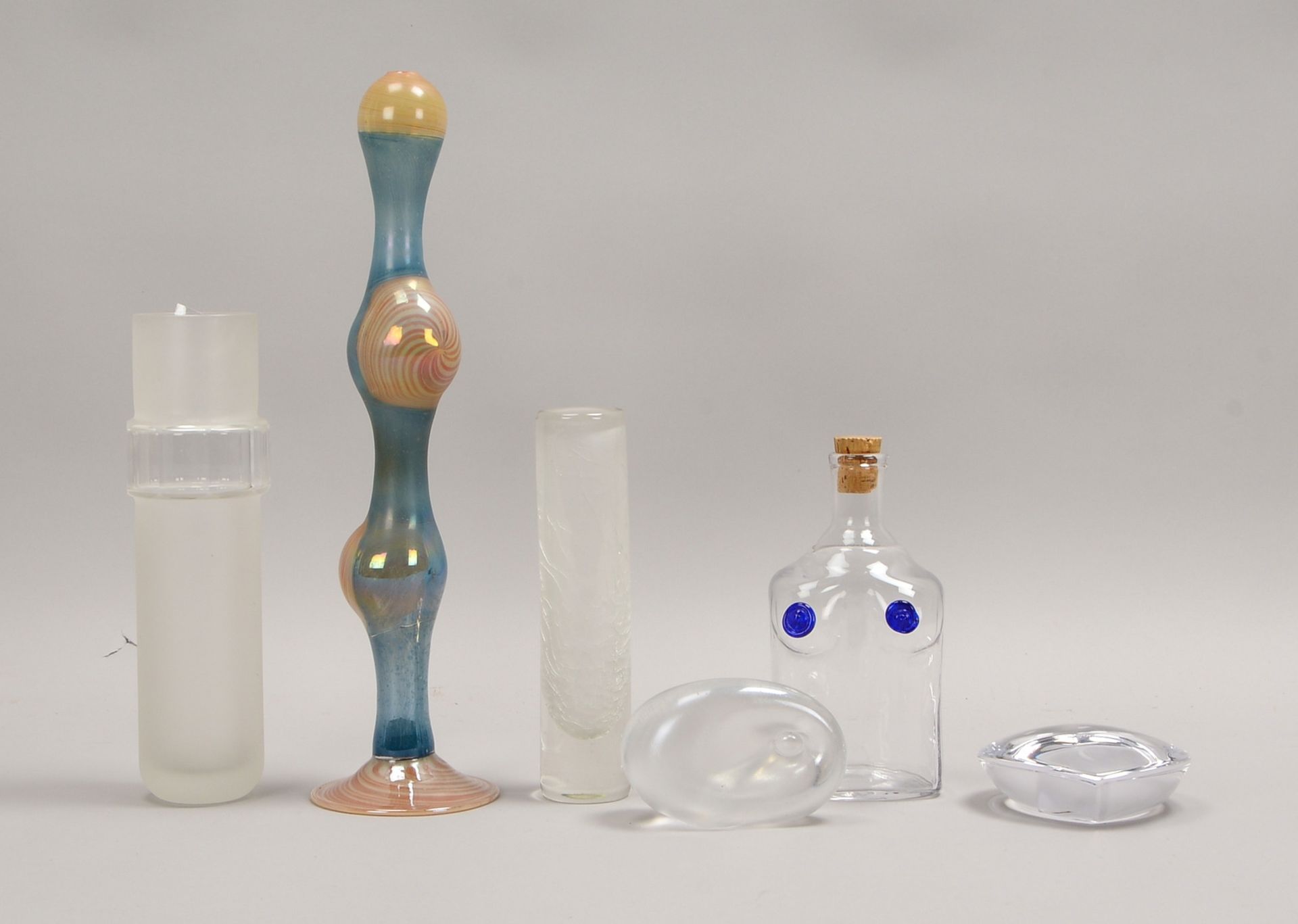 6 K&uuml;nstlerglas-Teile: 2x Vasen und einzelne Flasche; 3x fig&uuml;rl. Objekte/1x sign.