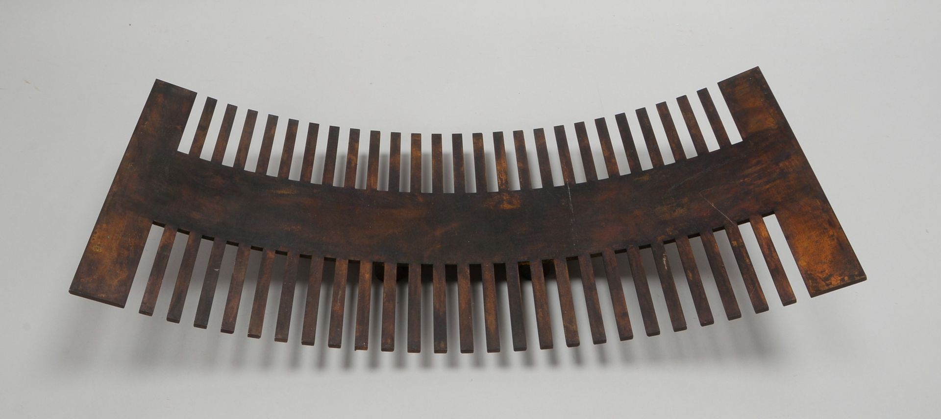 Künstler-Eisenobjekt, Schale, gitterartige Ausf., unsigniert; Maße 5 x 35 x 35 cm