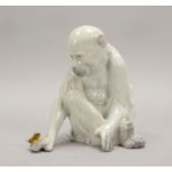 Heubach, Porz.-Figur, 'Affe mit Fliege', pastellf. Unterglasurbem.; Höhe 15,5 cm