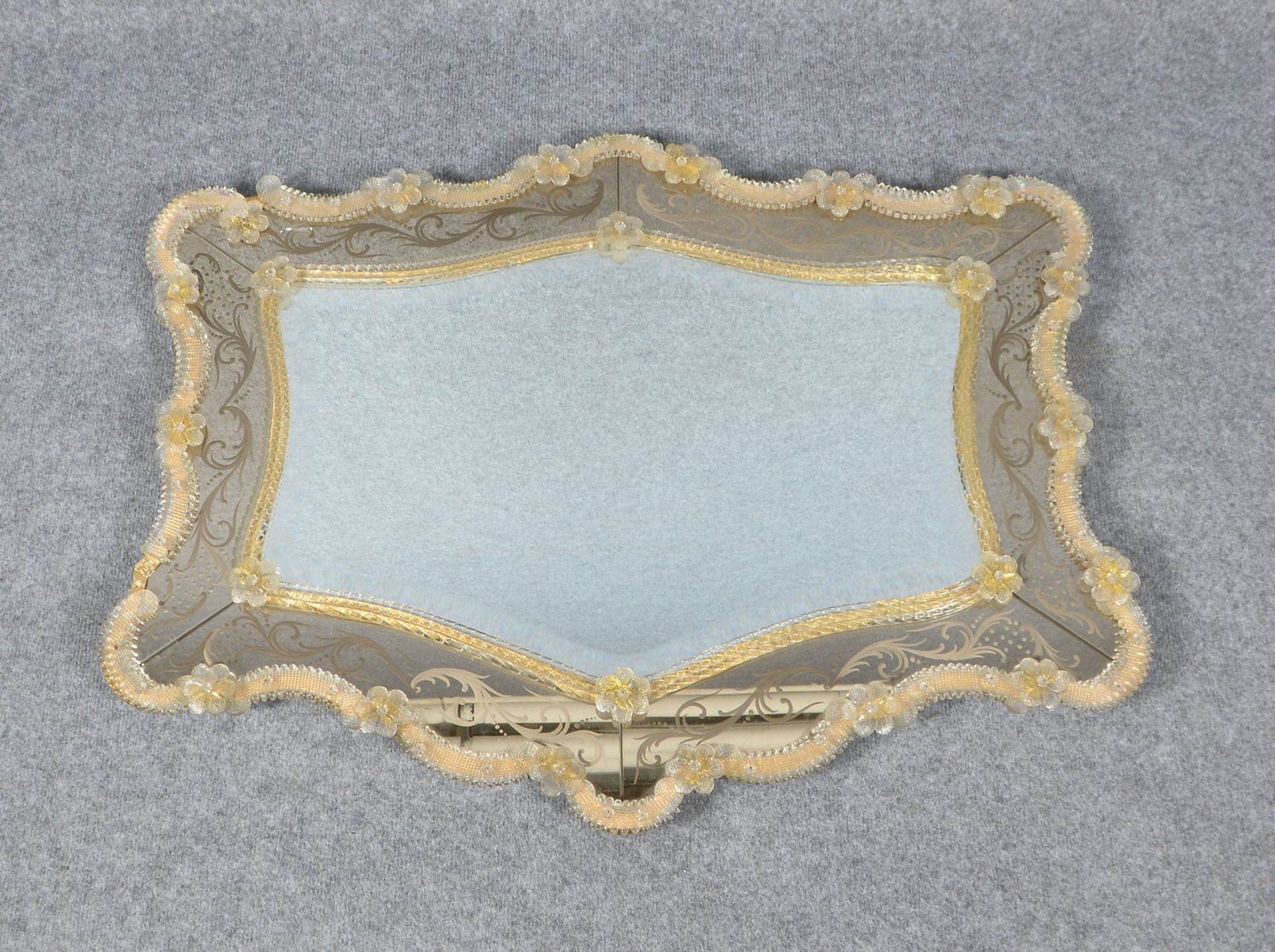 Venezianischer Spiegel, fac. Glas, mit vielf. Glas-Applikationen; Maße 92 x 70 cm