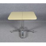 Thonet (1960er Jahre), Tisch, quadratische Form, Platte mit abgeschrägten Ecken/um 2x Seitenplatten 