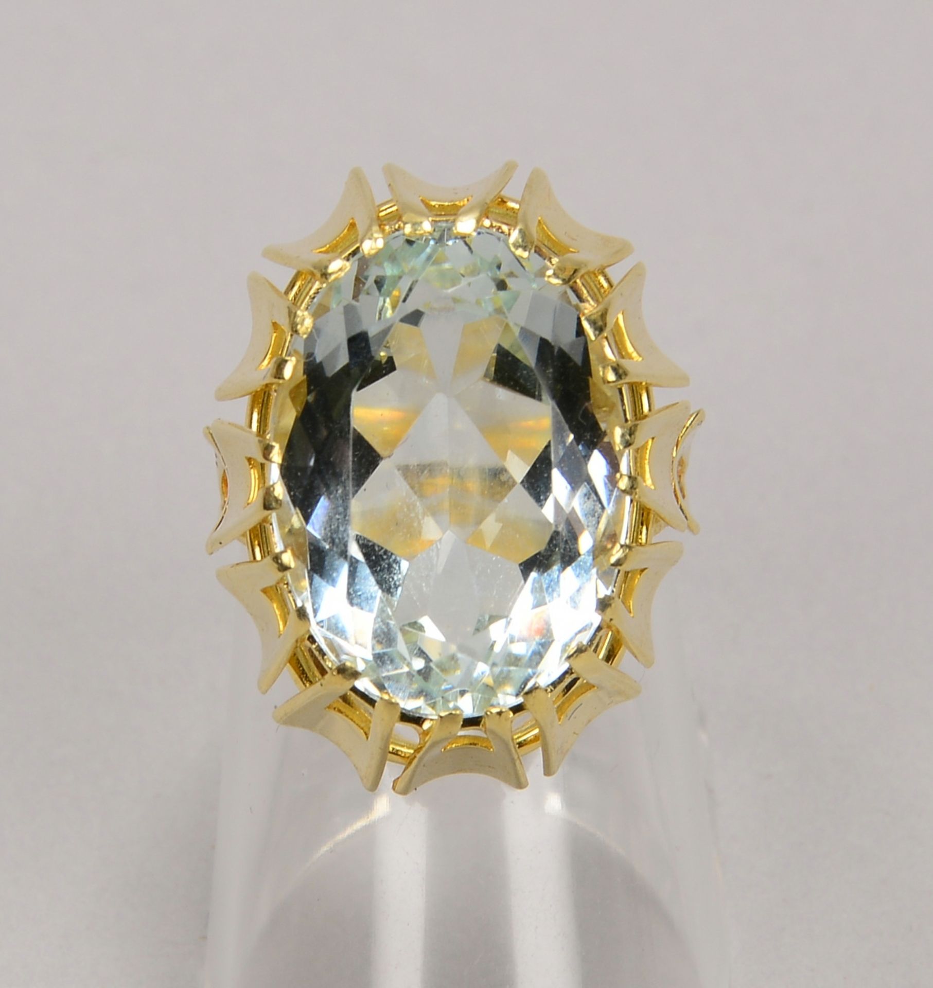 Ring, 585 GG (gest.), mit ovalem Aquamarin von ca. 10,5 ct; RG 53, Gew. 7,43 g - Bild 2 aus 3