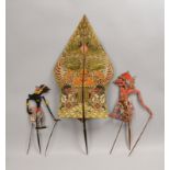 3 Schattenspiel-Figuren, Pergament: 2x 'Wayang', 1x 'Gunungan'; Länge 50 - 98 cm