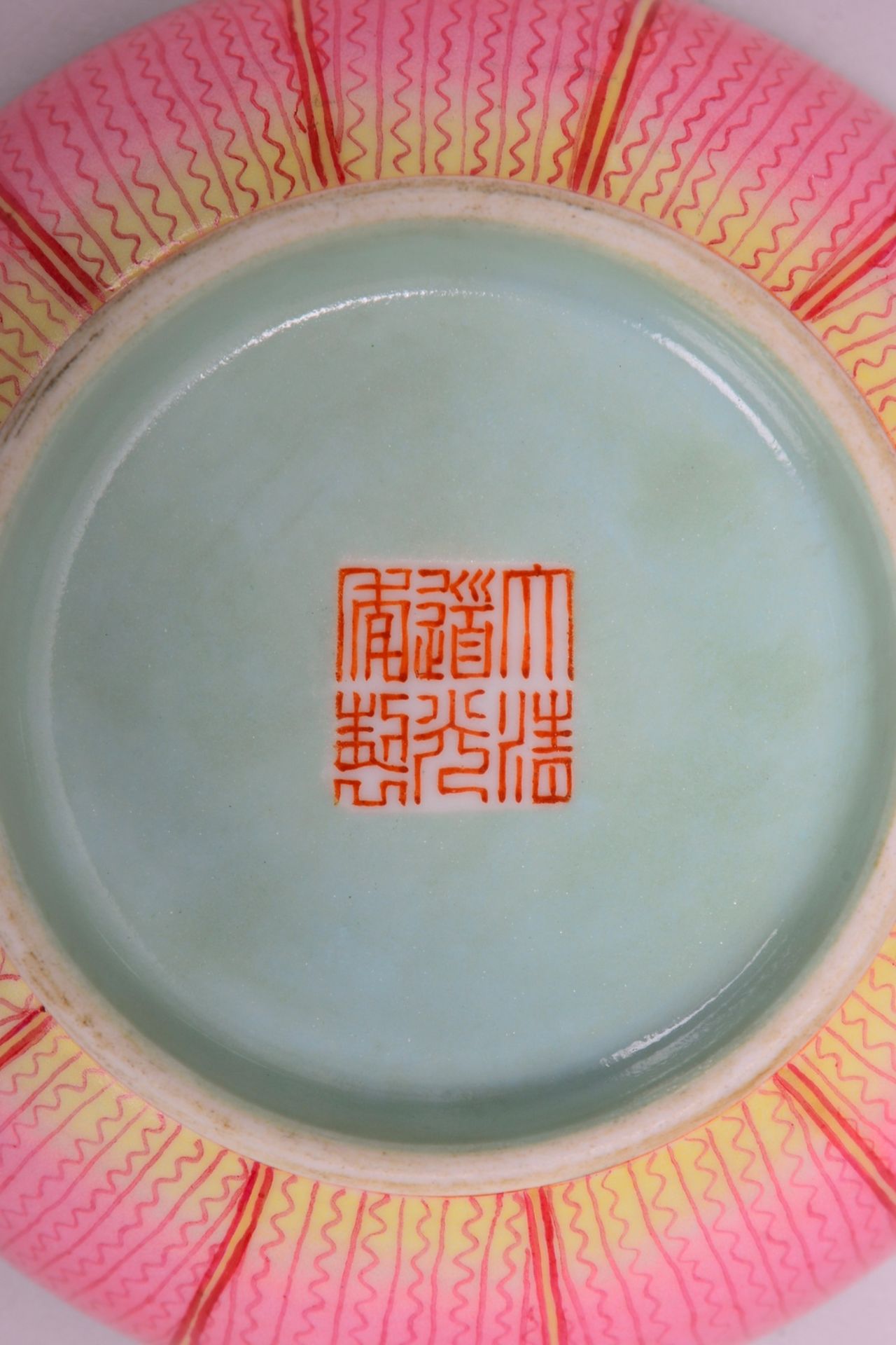 Lotusvase ('Sechs-Zeichen-Marke'), 2-tlg., mit polychr. Bemalung; Höhe 21,5 cm - Bild 3 aus 3