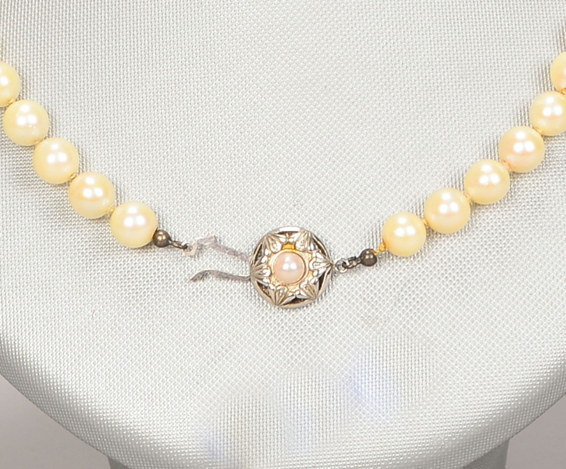 Halskette, mit Perlenbesatz, Kette mit 585 WG-Schlie&szlig;e; L&auml;nge 62 cm - Image 2 of 2