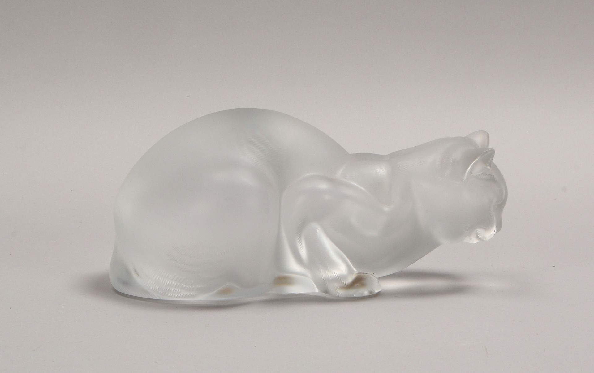 Lalique, Glasfigur, Mod. 'Liegende Katze', plast. Ausf., signiert; Länge 23 cm