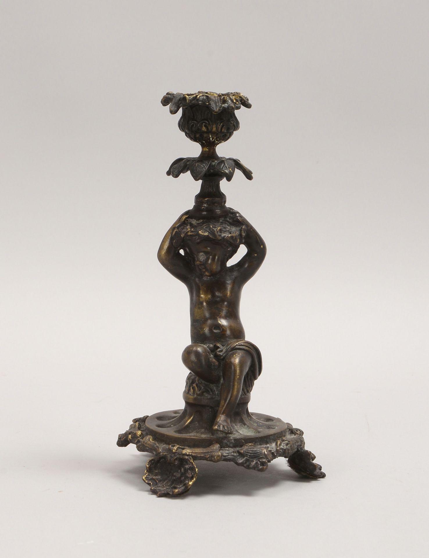 Fig&uuml;rl. Leuchter, Bronze, &#039;Sitzender Putto&#039; (mit Kerzenhalter dargest.); H&ouml;he 20