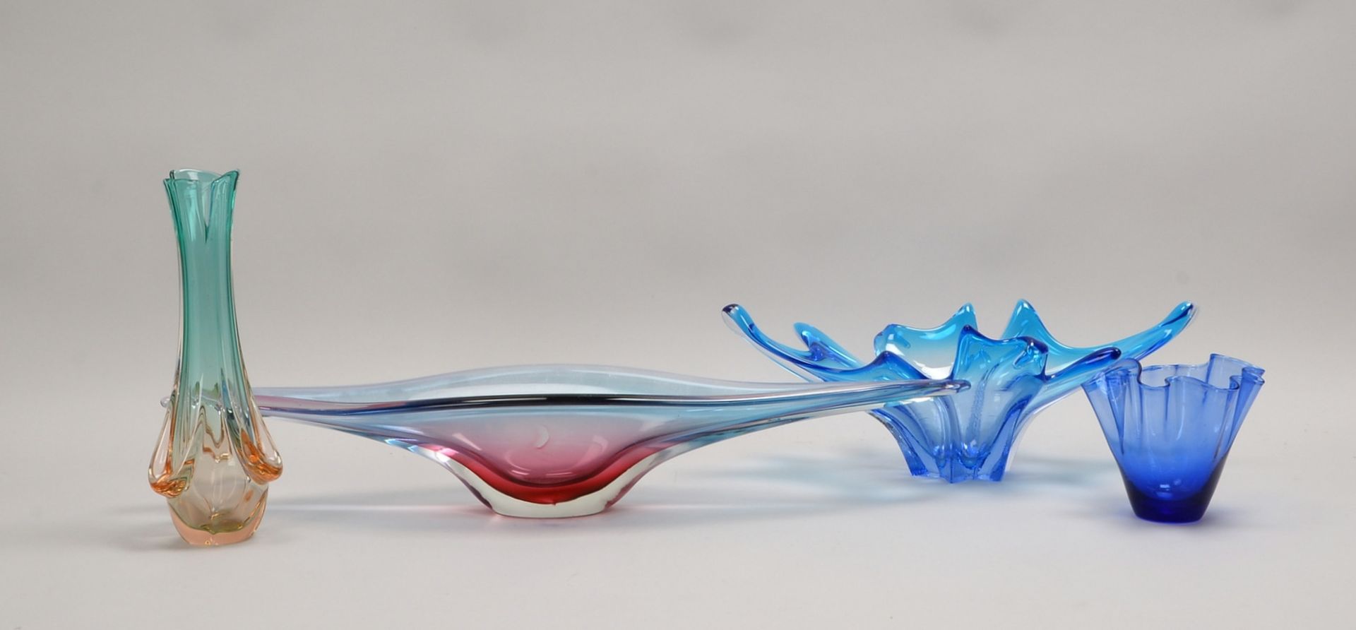 4 Sammler-Glasteile: 3x Schalen, Länge bis 67 cm; und 1 Tischvase, Höhe 29 cm