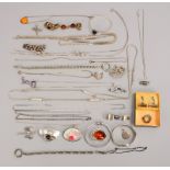 Silberschmuck-Konvolut: Halsketten, Armreife, Broschen, u.a. - versch. Ausf.; Gew. 360 g