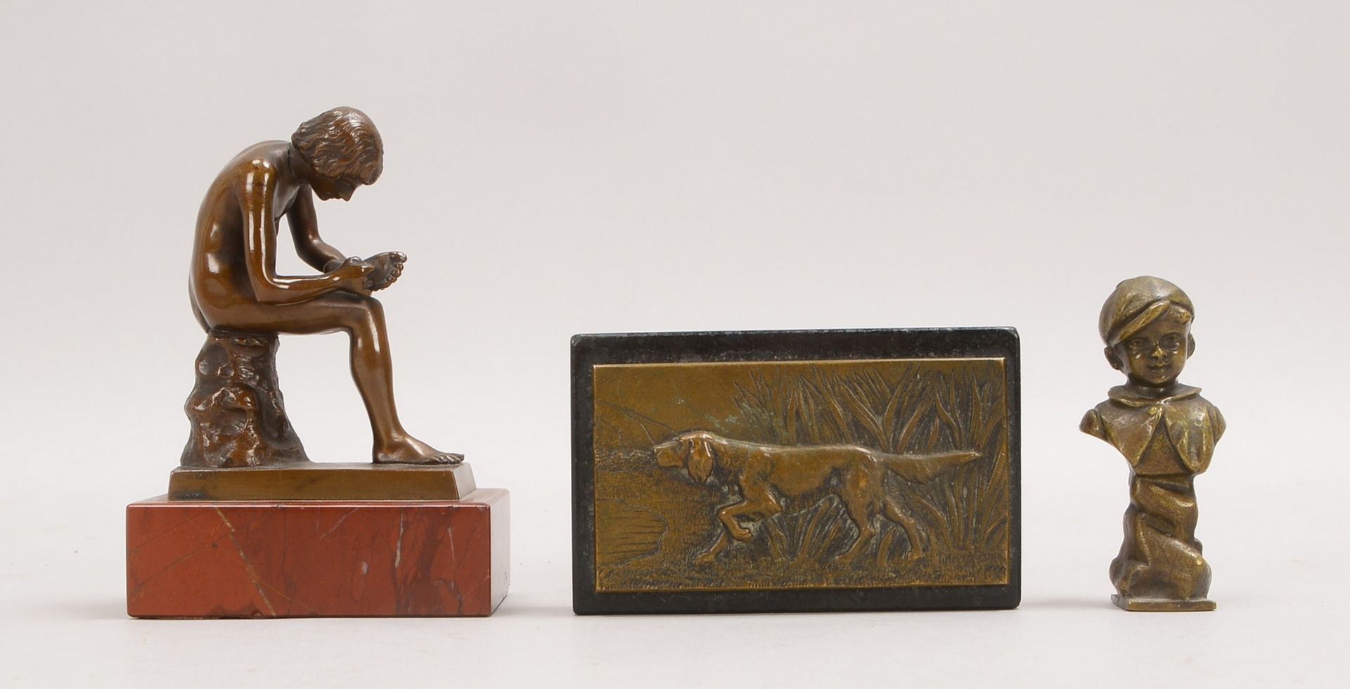 3 Bronzen, versch. Ausf.: je 1 Figur, figürl. Petschaft, und relief. Briefbeschwerer