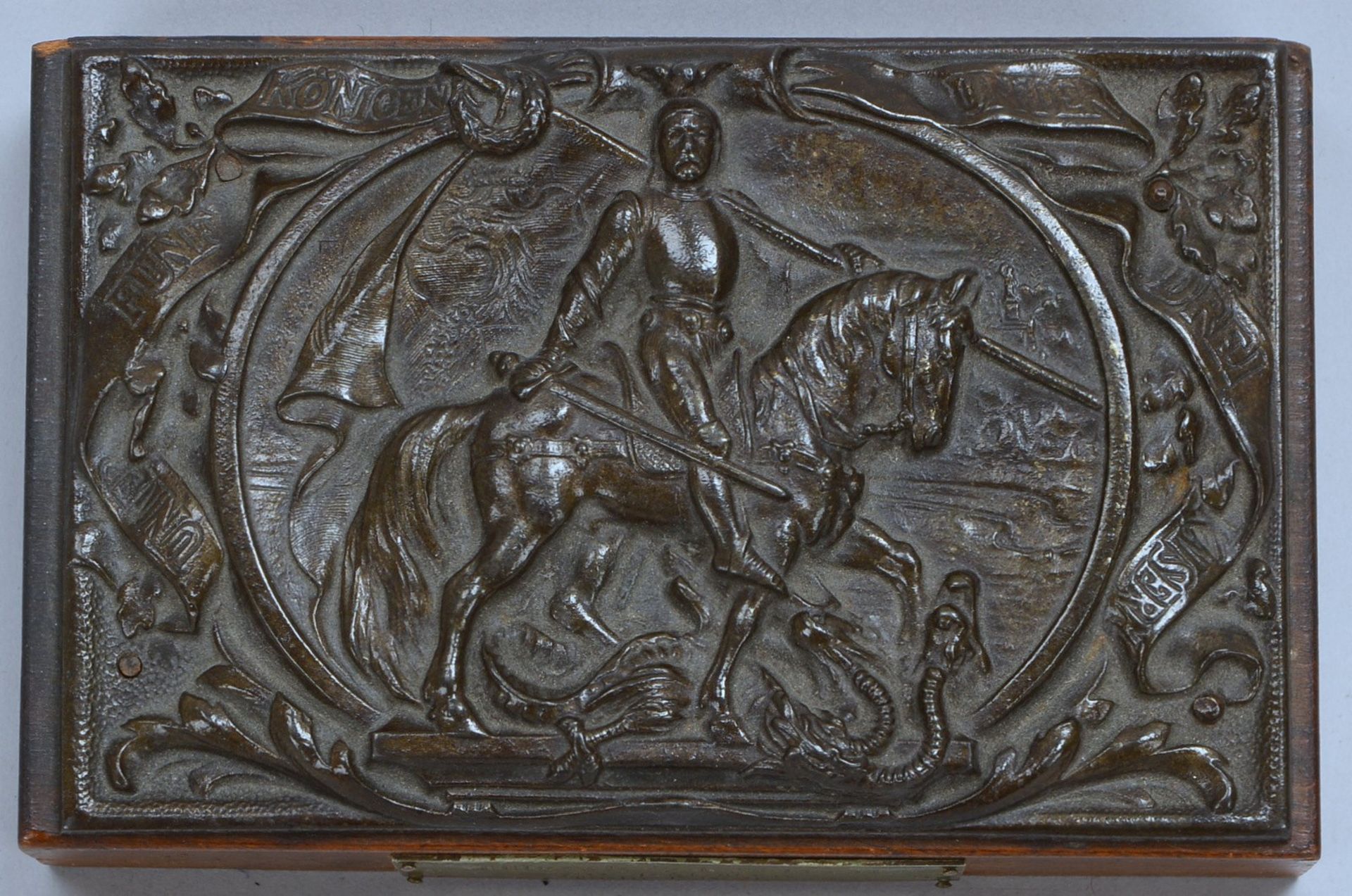 Briefbeschwerer (Ende 19. Jh.), Metall, relief. Motiv ('Drachentöter'), auf Holzplatte - Bild 2 aus 2
