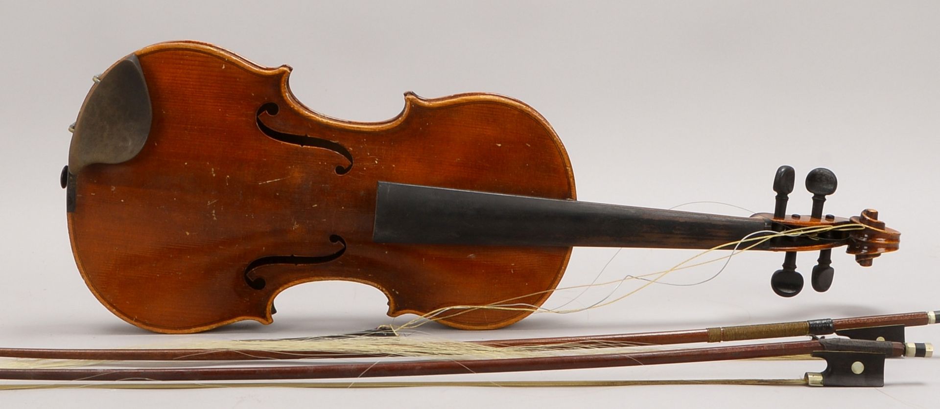 Alte Geige (Restaurationsobjekt), mit 2x Bögen; Länge 60 cm - Bild 3 aus 3