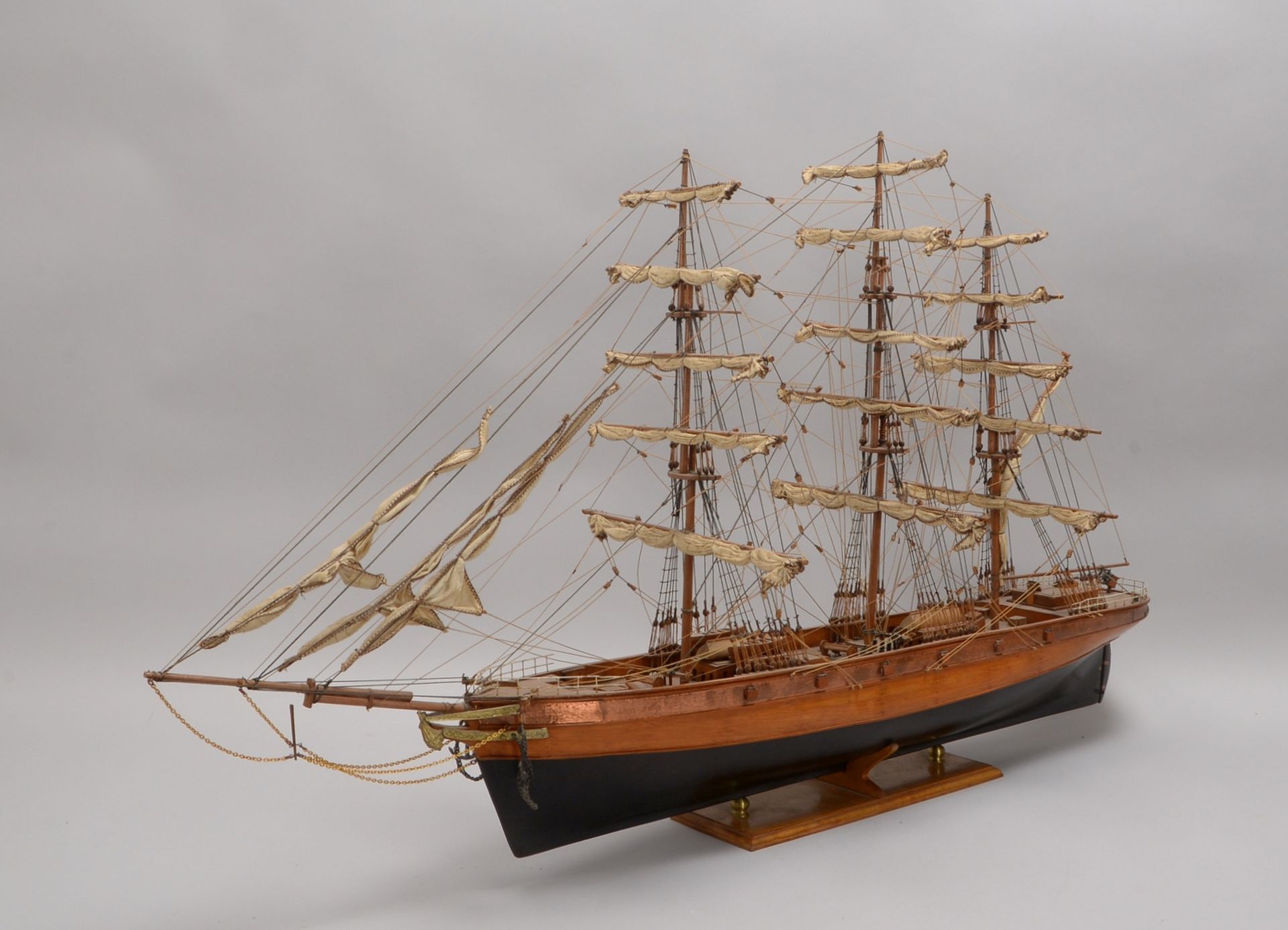 Schiffsmodell Cutty Sark 1870, handgearbeitetes Holzmodell, kompl. - guter Zust. - Image 2 of 2