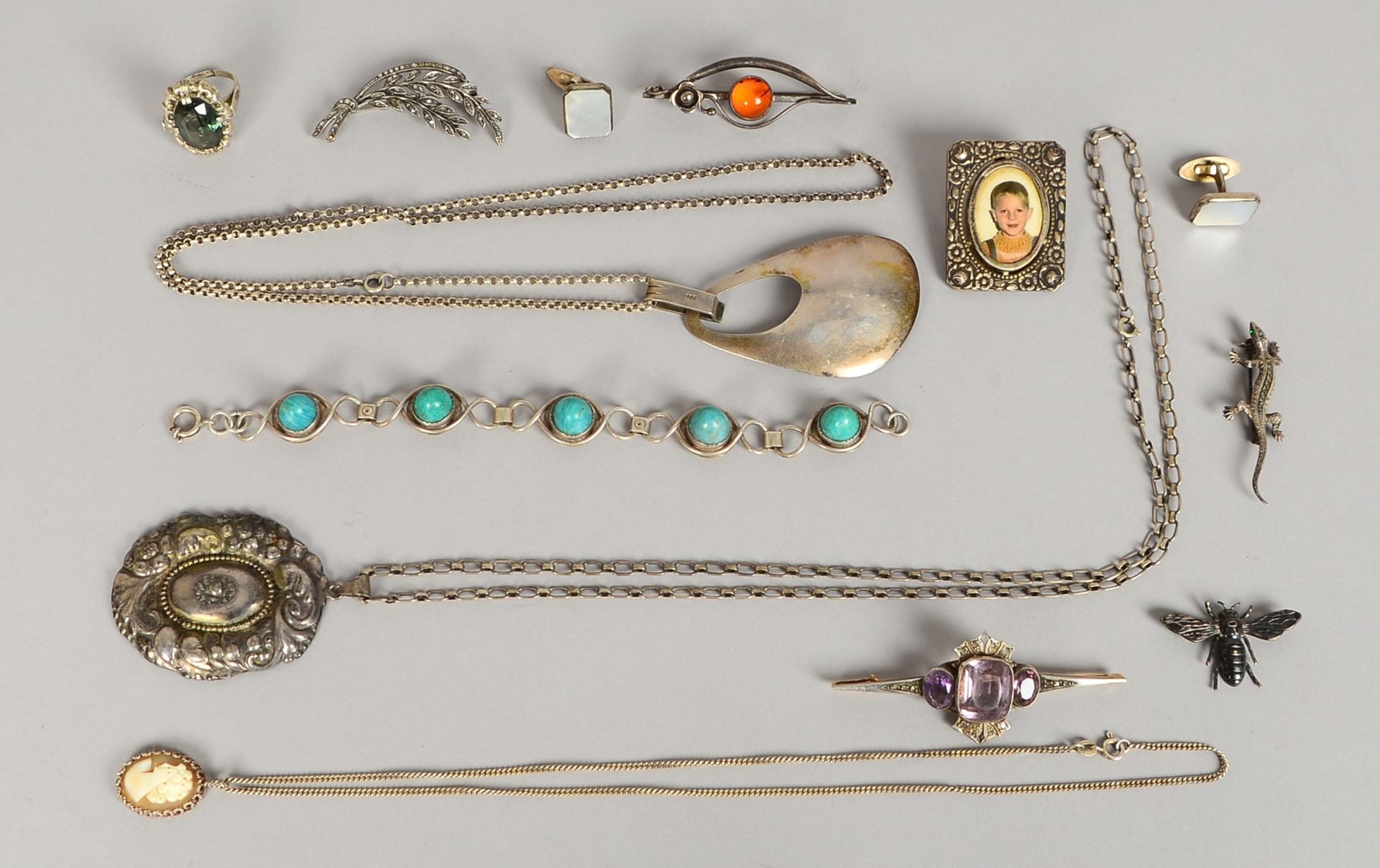 Silberschmuck, untersch. Teile und Ausf. (Halsketten, Broschen und Ringe); Gew. 150 g