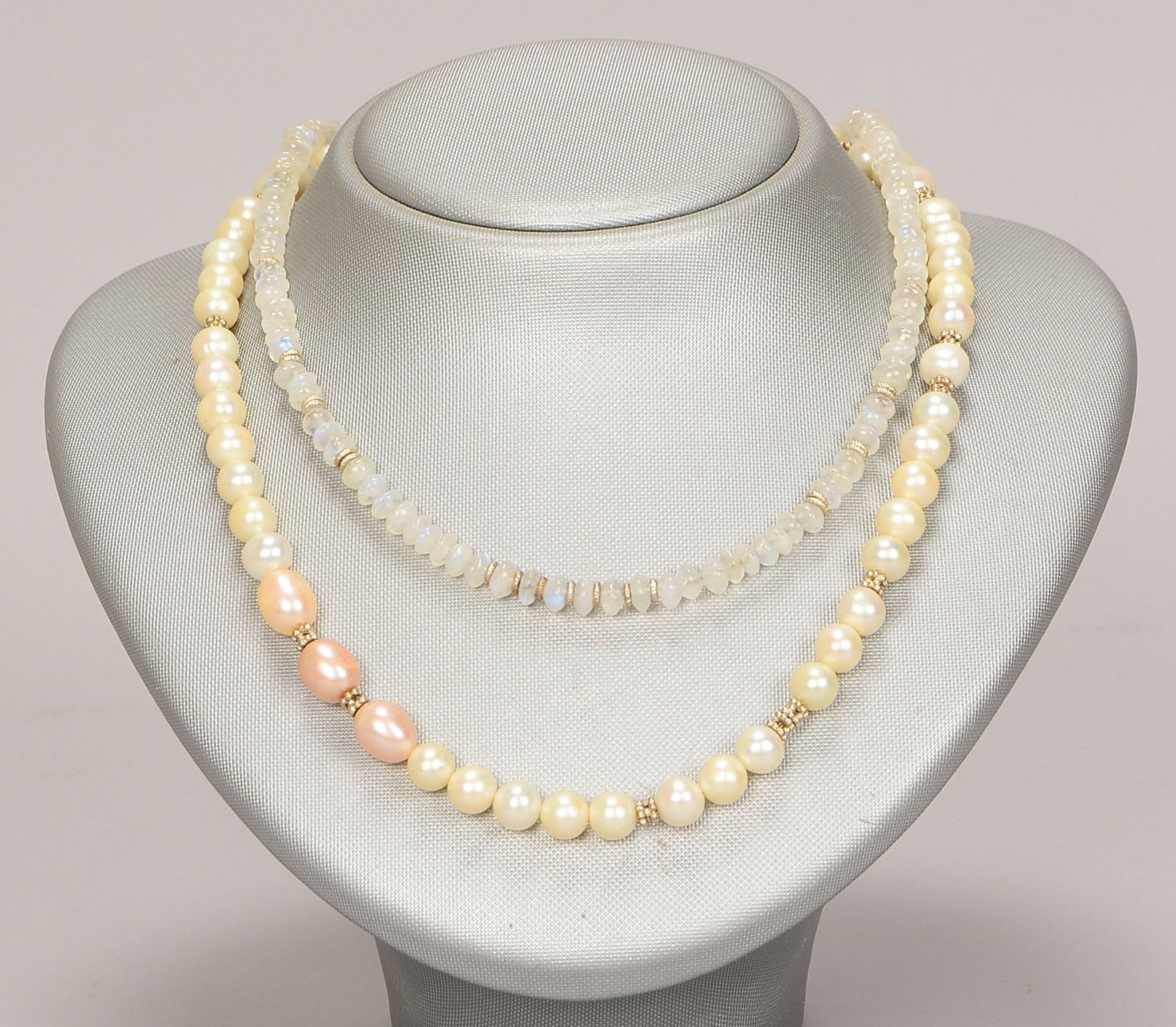 2 Halsketten: 1x mit Perlen, 1x mit Mondsteinbesatz, jew. mit Silberschließe