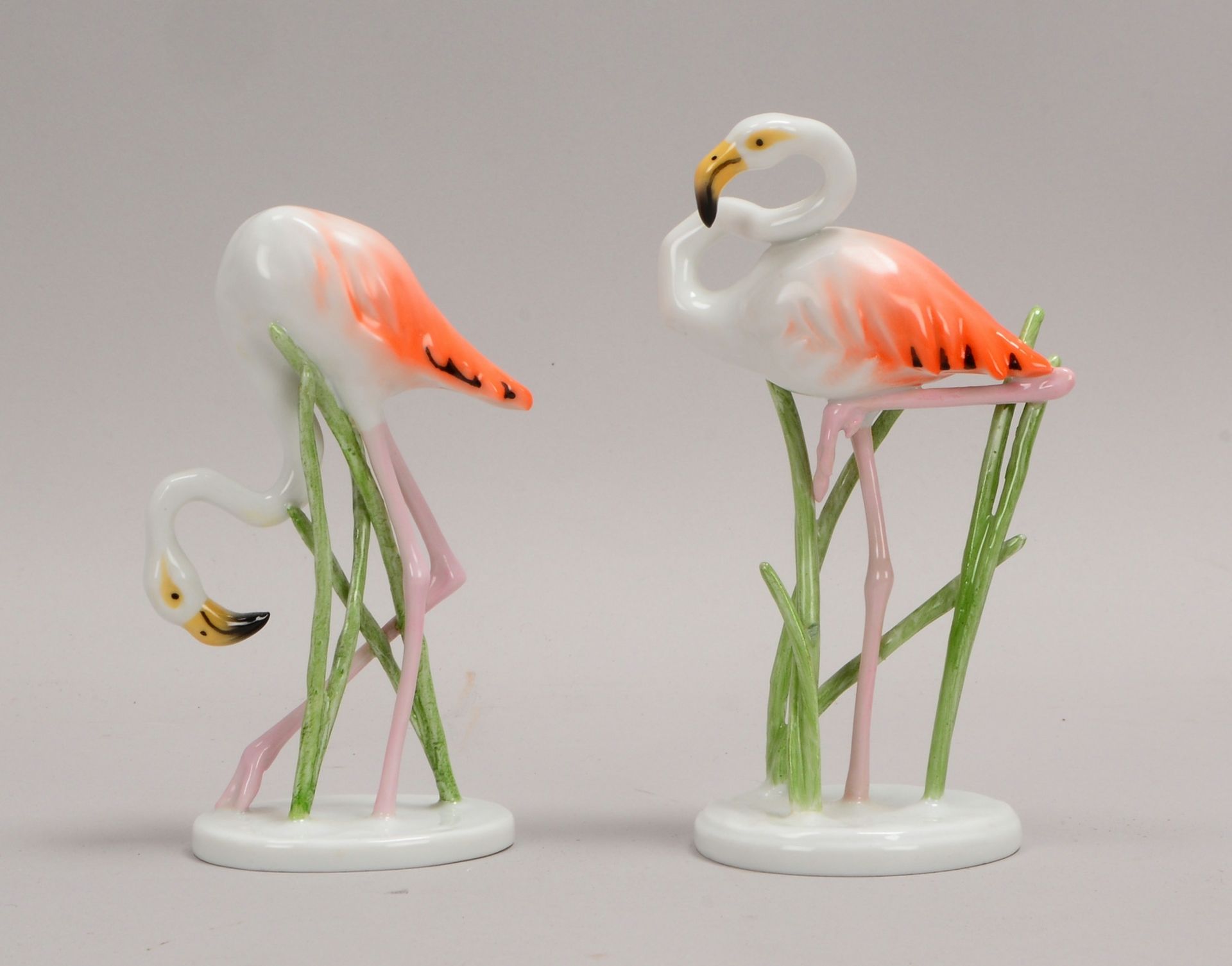 Rosenthal, 2 Porz.-Figuren, 'Flamingos', Entw. Fritz Heidenreich; Höhe 12 cm/14 cm