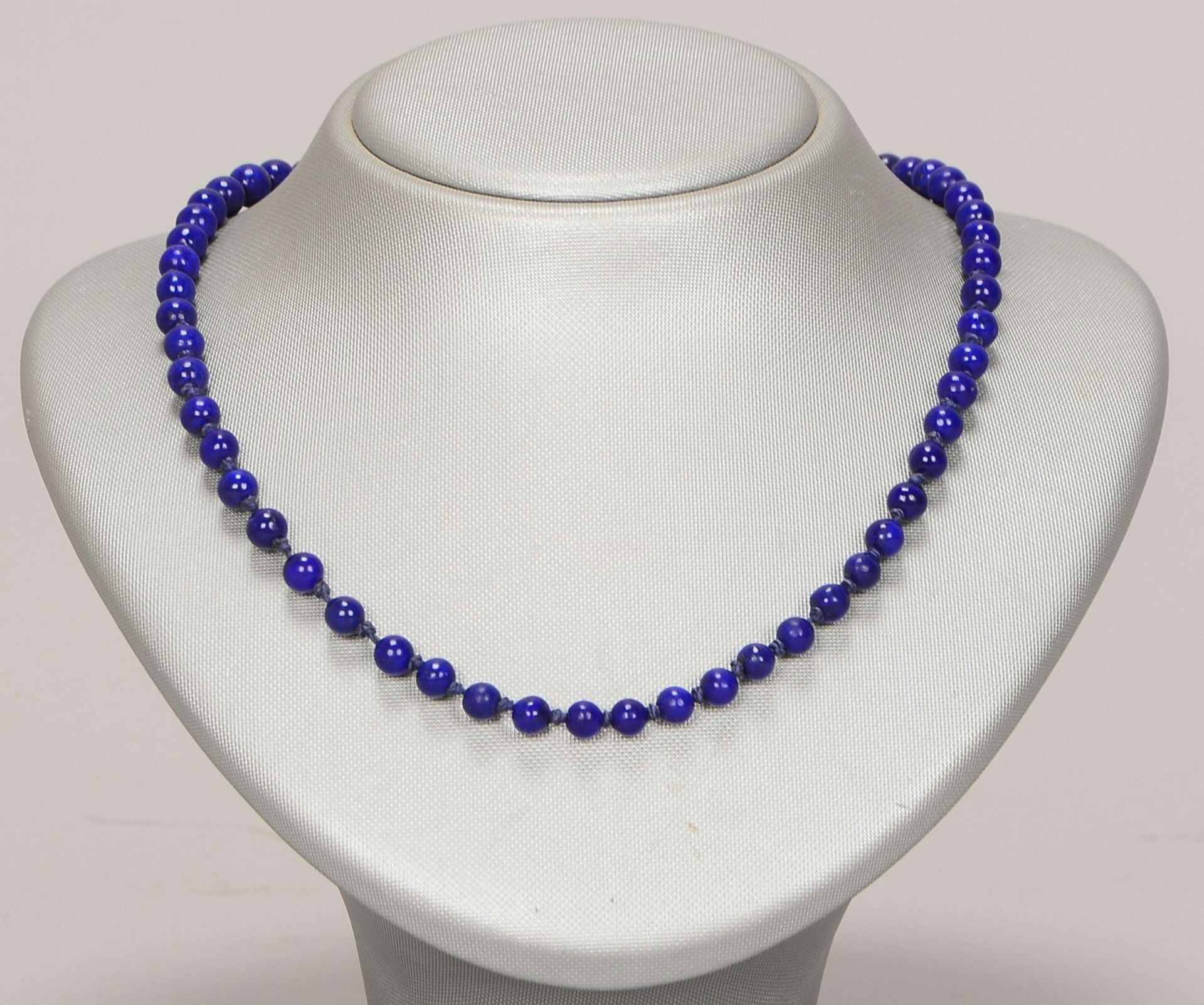Halskette, verlaufende Lapislazuli-Perlen/einzeln geknotet, mit 585 GG-Schließe